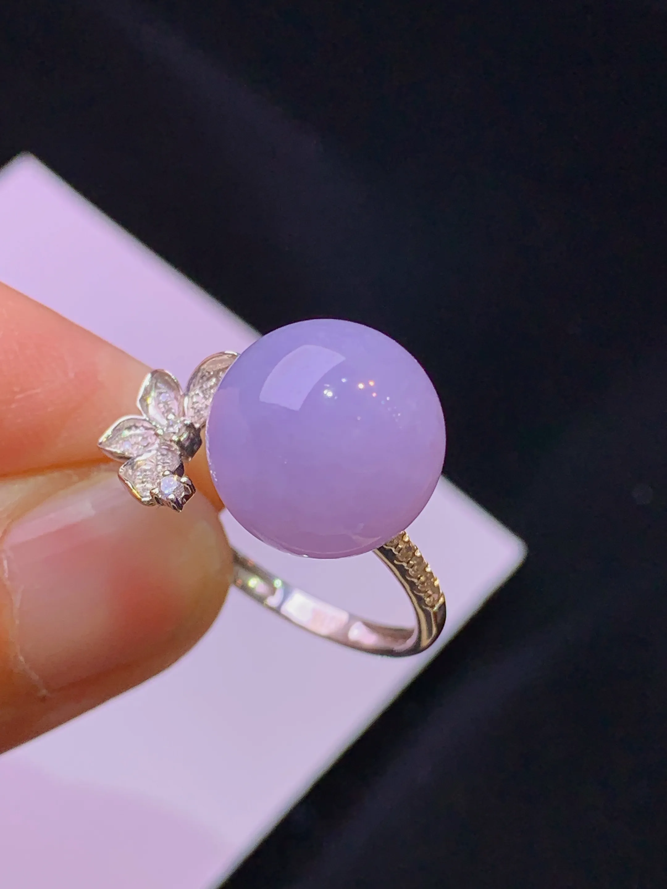 18k金钻镶嵌紫罗兰圆珠戒指 玉质细腻 色泽艳丽清新 圈口14.5 整体尺寸11.8