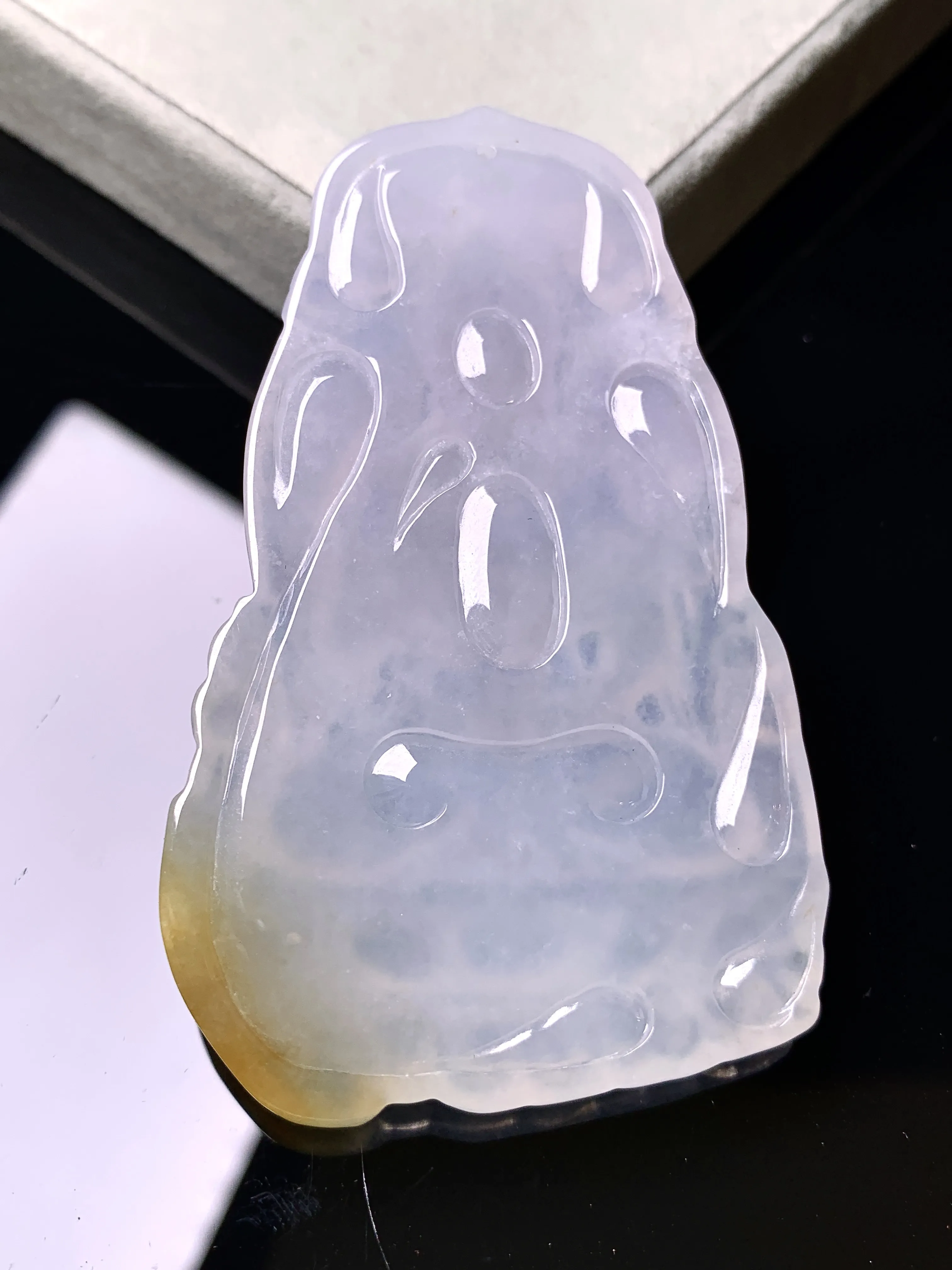 飘黄观音菩萨吊坠 玉质细腻 色泽艳丽清新 整体尺寸66.2*40.8*6