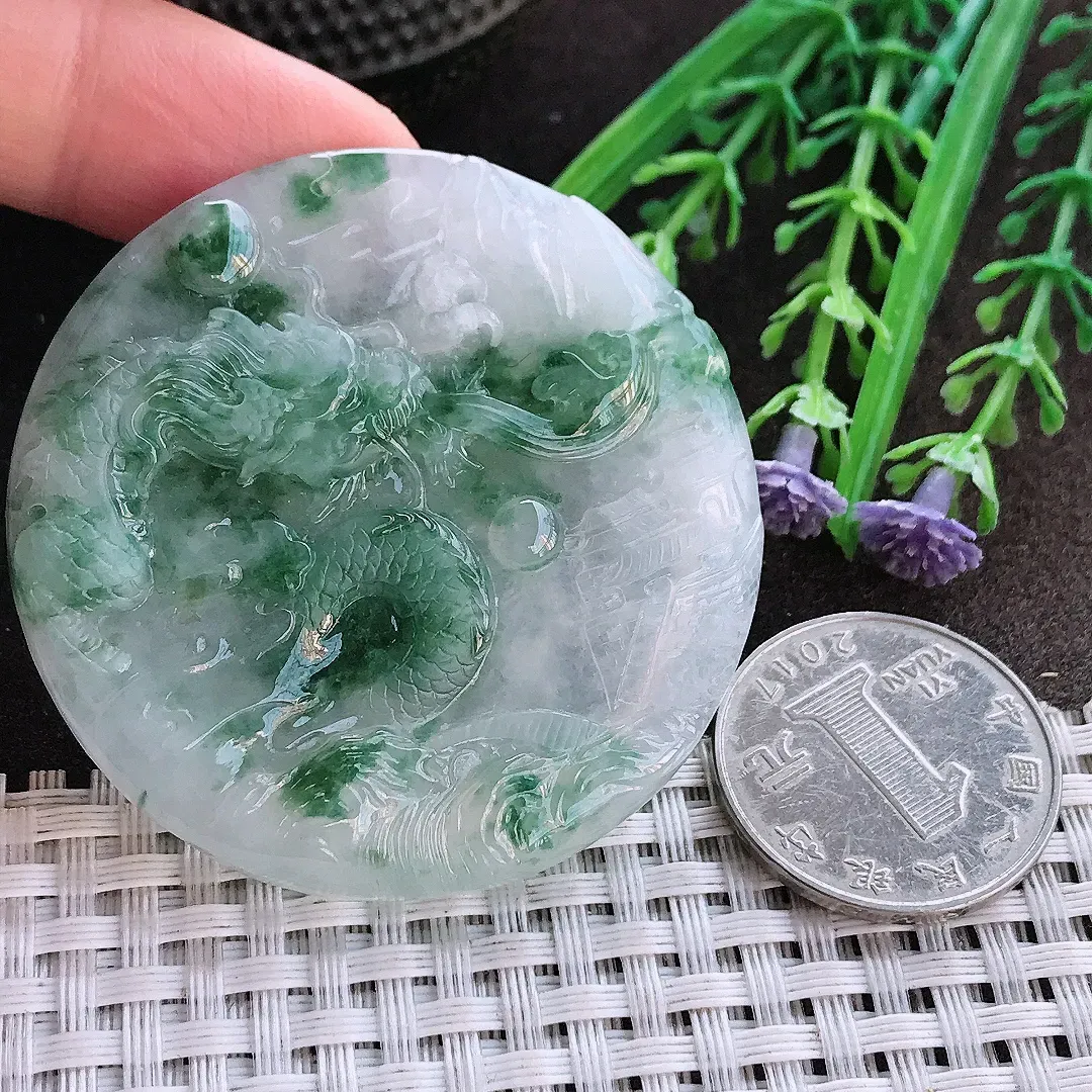 实拍A货翡翠52/5.5老坑精美冰润飘花龙牌吊坠翡翠挂件