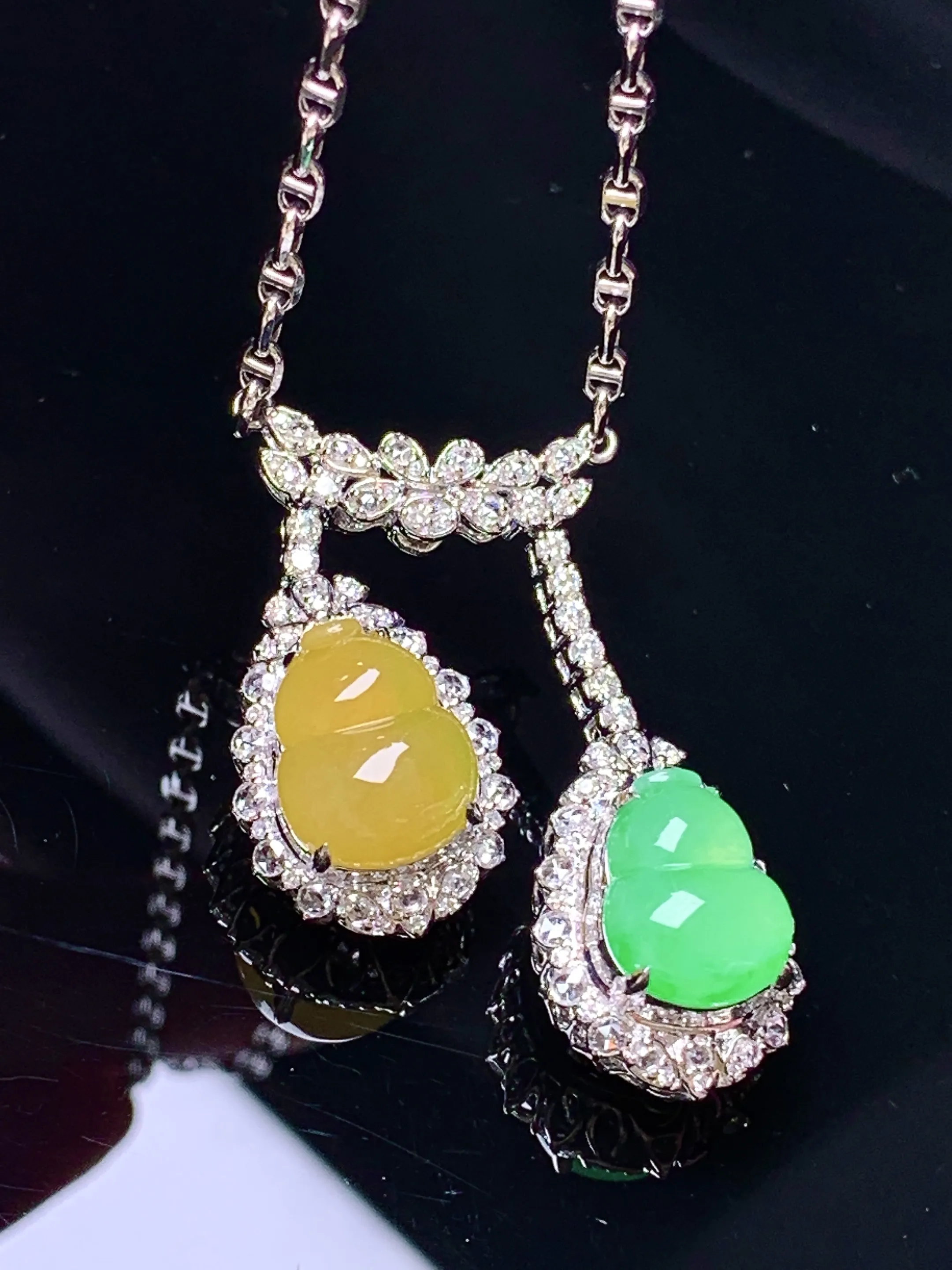 18k金钻镶嵌黄绿葫芦戒指项链 玉质细腻 色泽艳丽清新 整体尺寸35.6*13*11.2