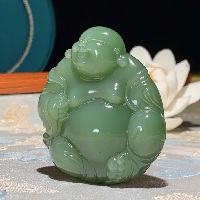 收藏级！和田玉粉青俄罗斯碧玉佛引福来把件 尺寸51/44/14重48克。无裂无杂无结构 玉质细腻油润。手推出油品相大气。250109