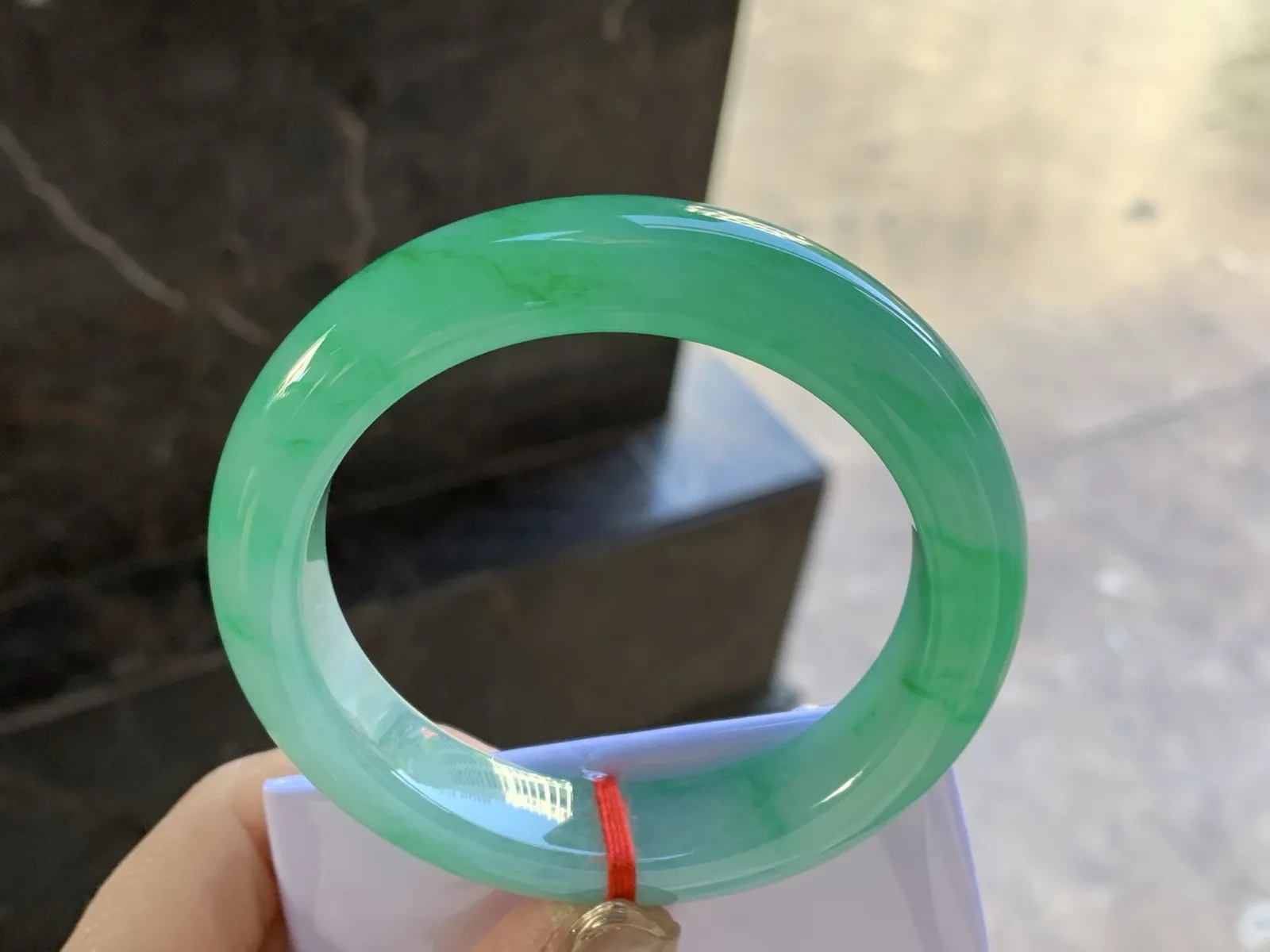 冰种飘色手镯
尺寸：57.6-13.5-10mm
有种有色 实物漂亮有品质