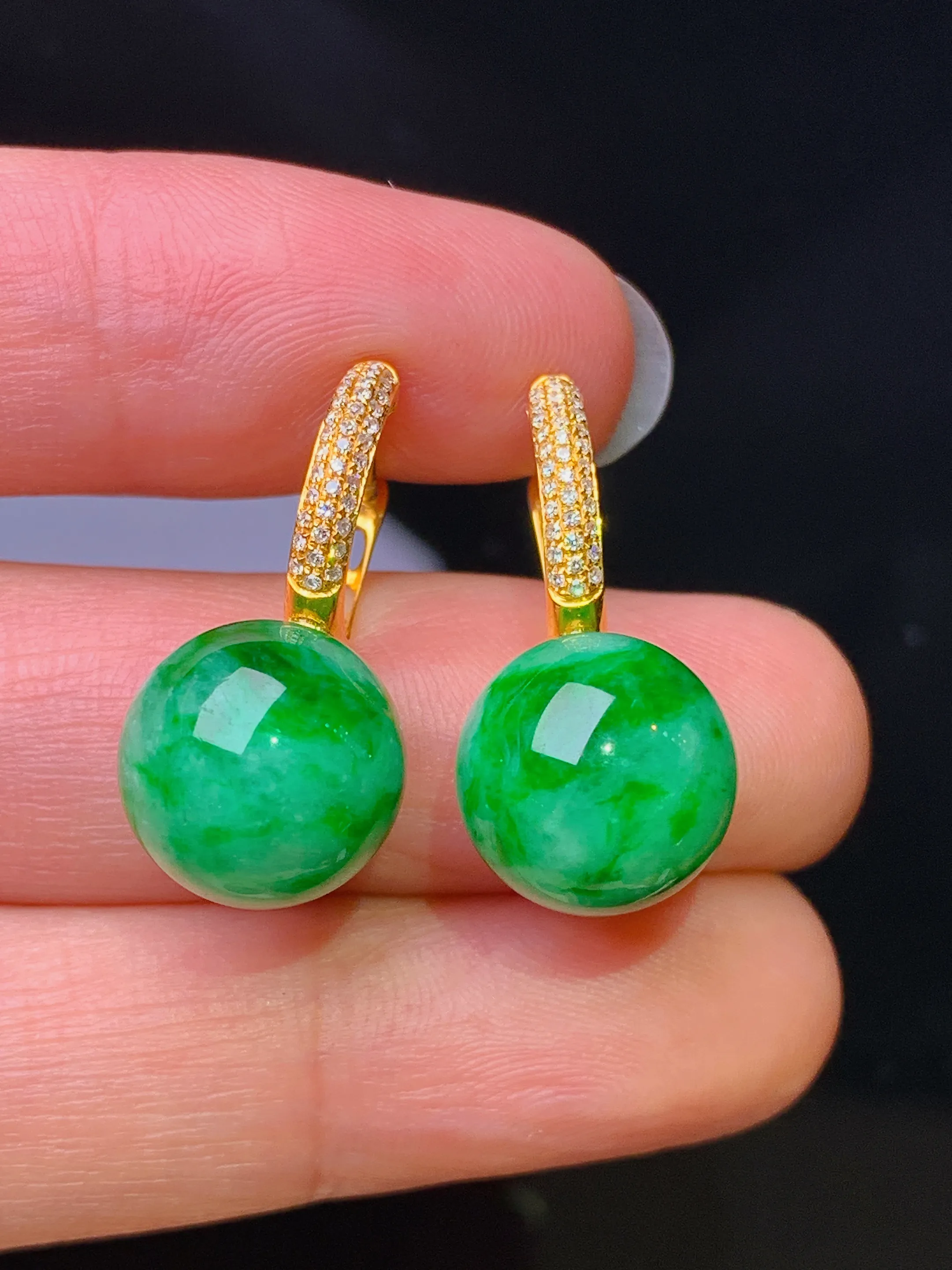 18k金钻镶嵌翠绿圆珠耳钉 玉质细腻 色泽艳丽清新 整体尺寸24*11.3