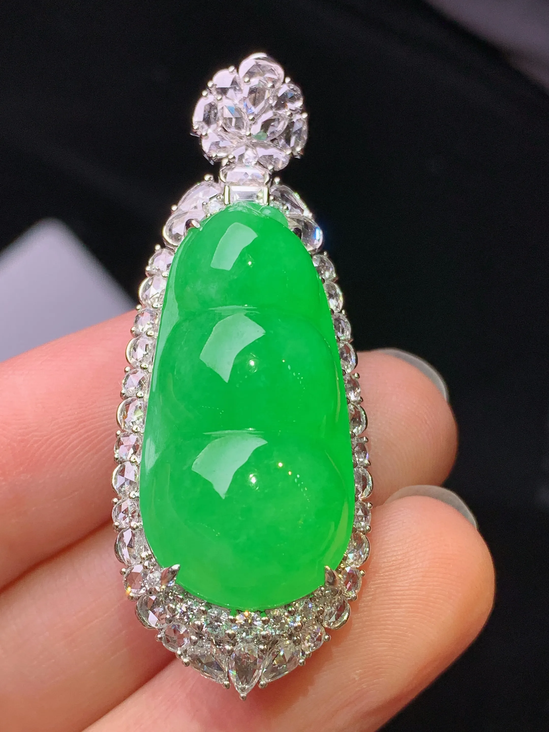 18k金钻镶嵌满绿四季豆吊坠 玉质细腻 色泽艳丽清新 整体尺寸47*18.3*15.5