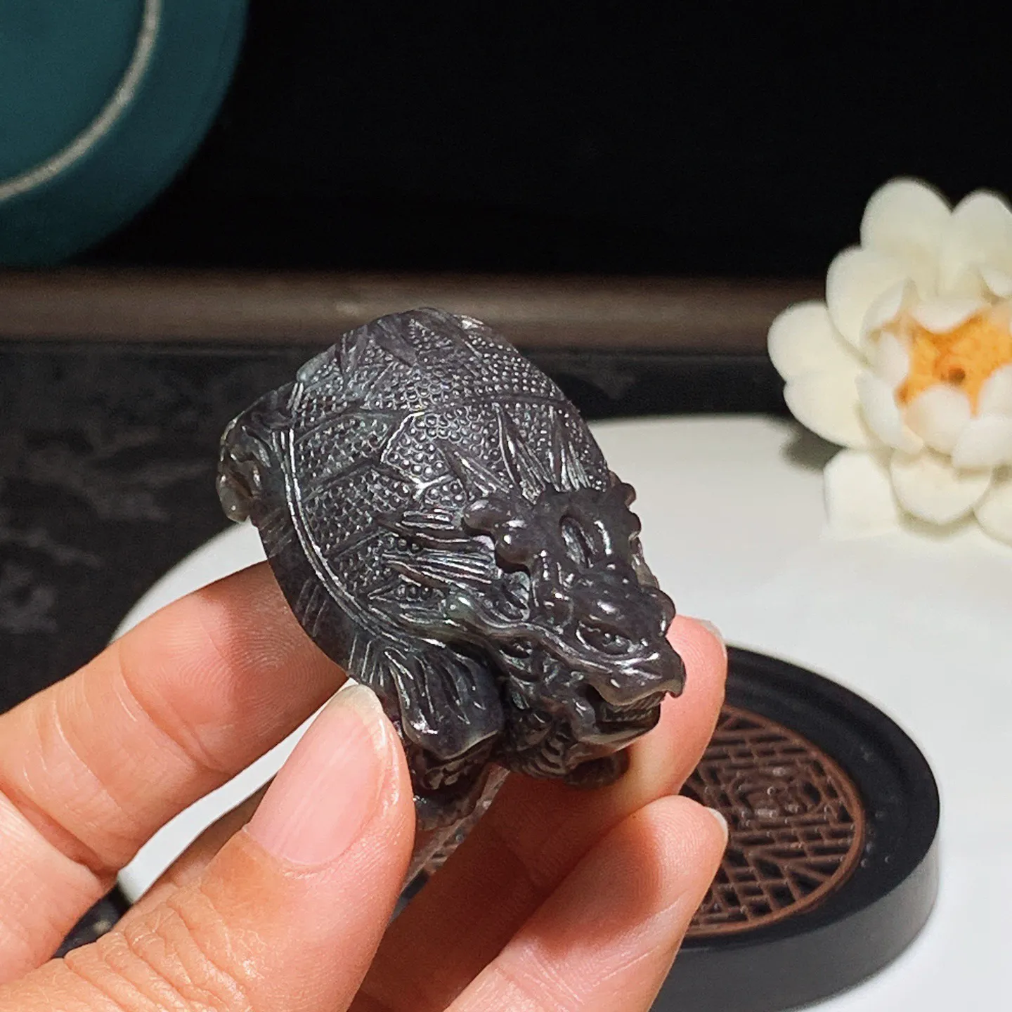 和田玉紫罗兰富贵长寿龙龟挂件 尺寸46/33/24重56克。玉质细腻油润。手推出油品相大气。250109