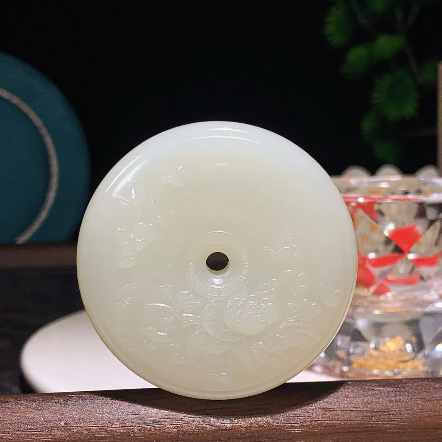 和田玉白玉花开富贵平安扣挂件 尺寸50/10重48克。玉质细腻油润。手推出油品相大气。250109