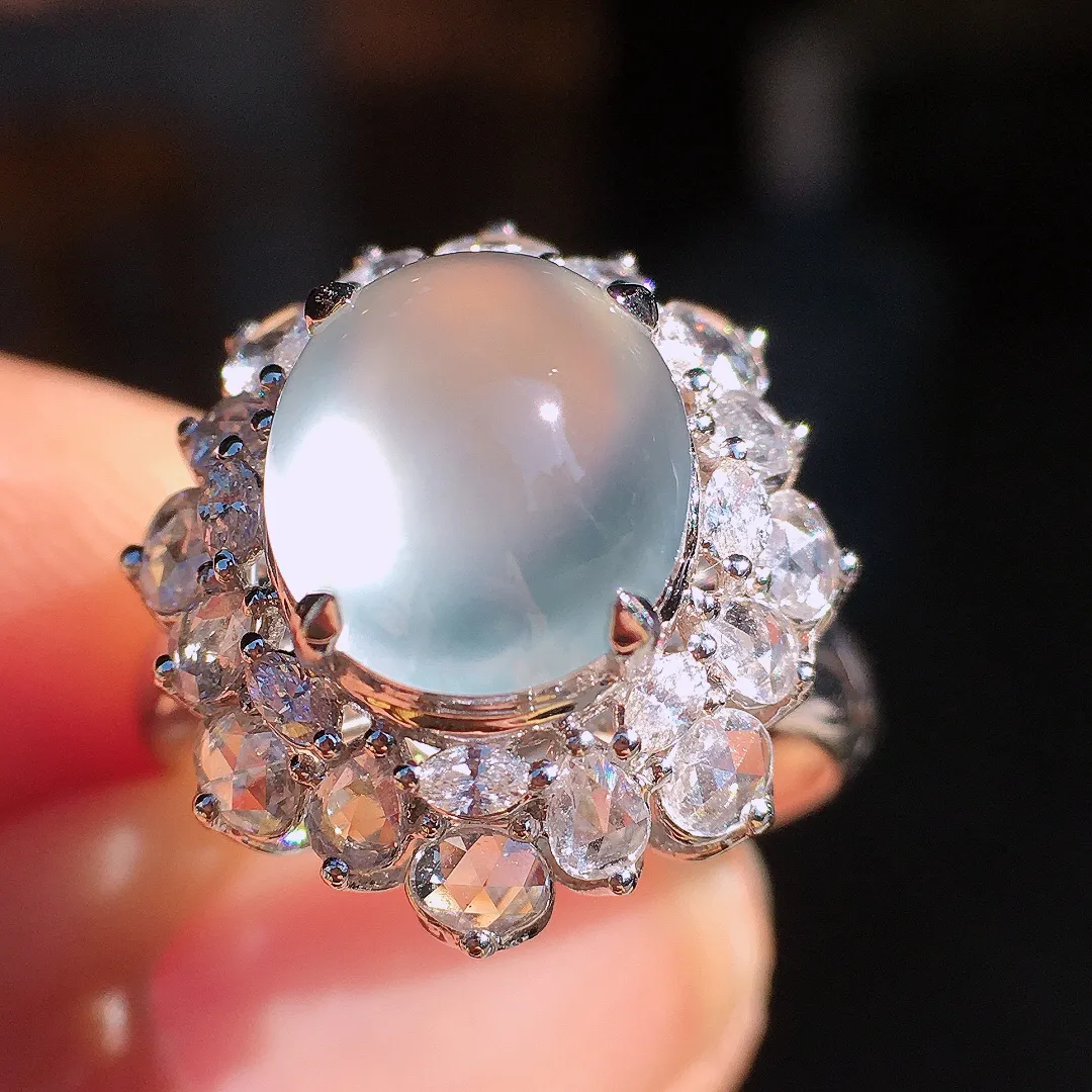 玻璃种蛋面戒指，玉质细腻，荧光感超
强，饱满圆润，尽显优雅气质，18k
金豪华镶嵌