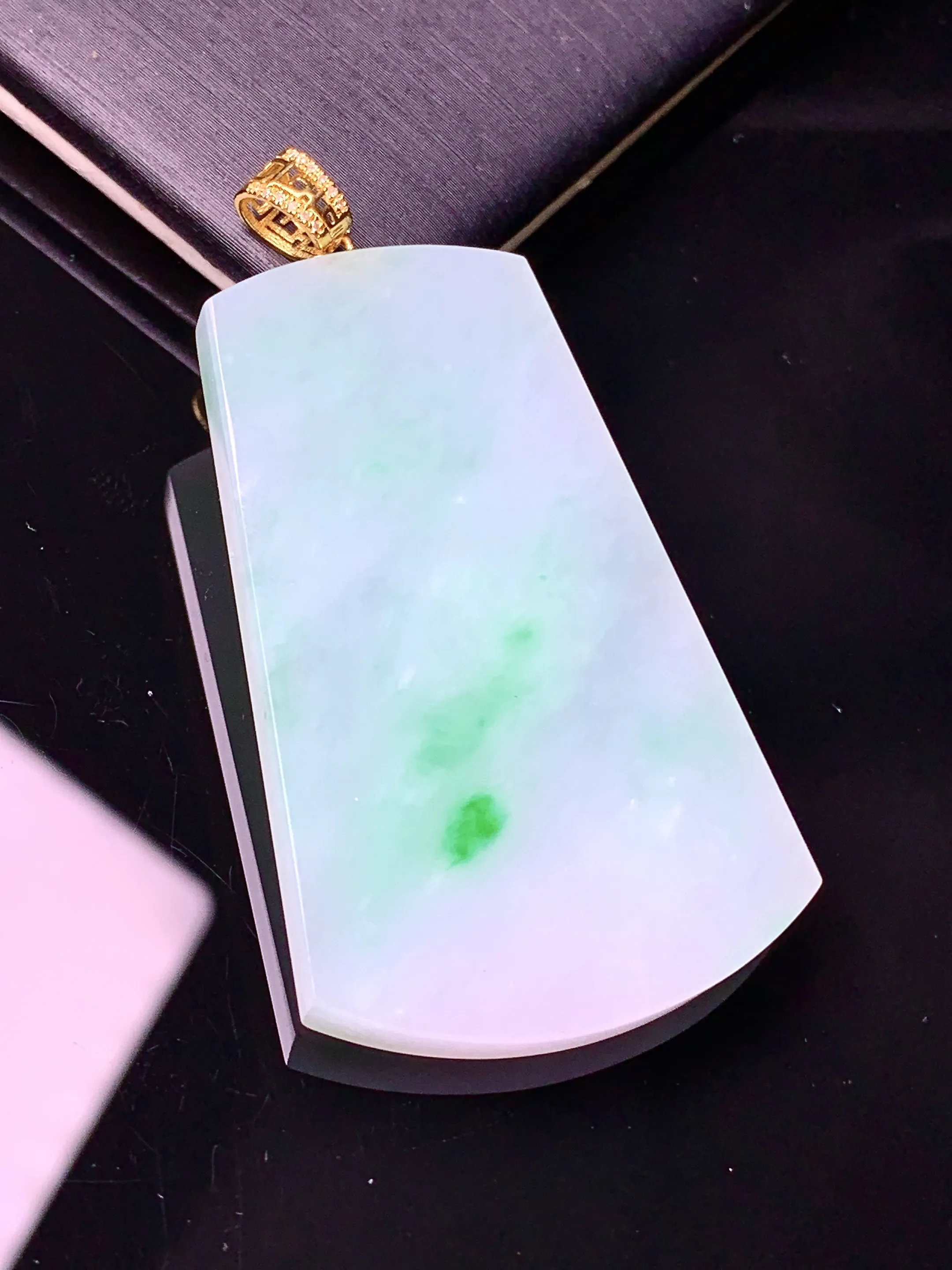 18k金镶嵌飘绿无事牌吊坠 玉质细腻 色泽艳丽清新 整体尺寸51.6*28.2*3.8