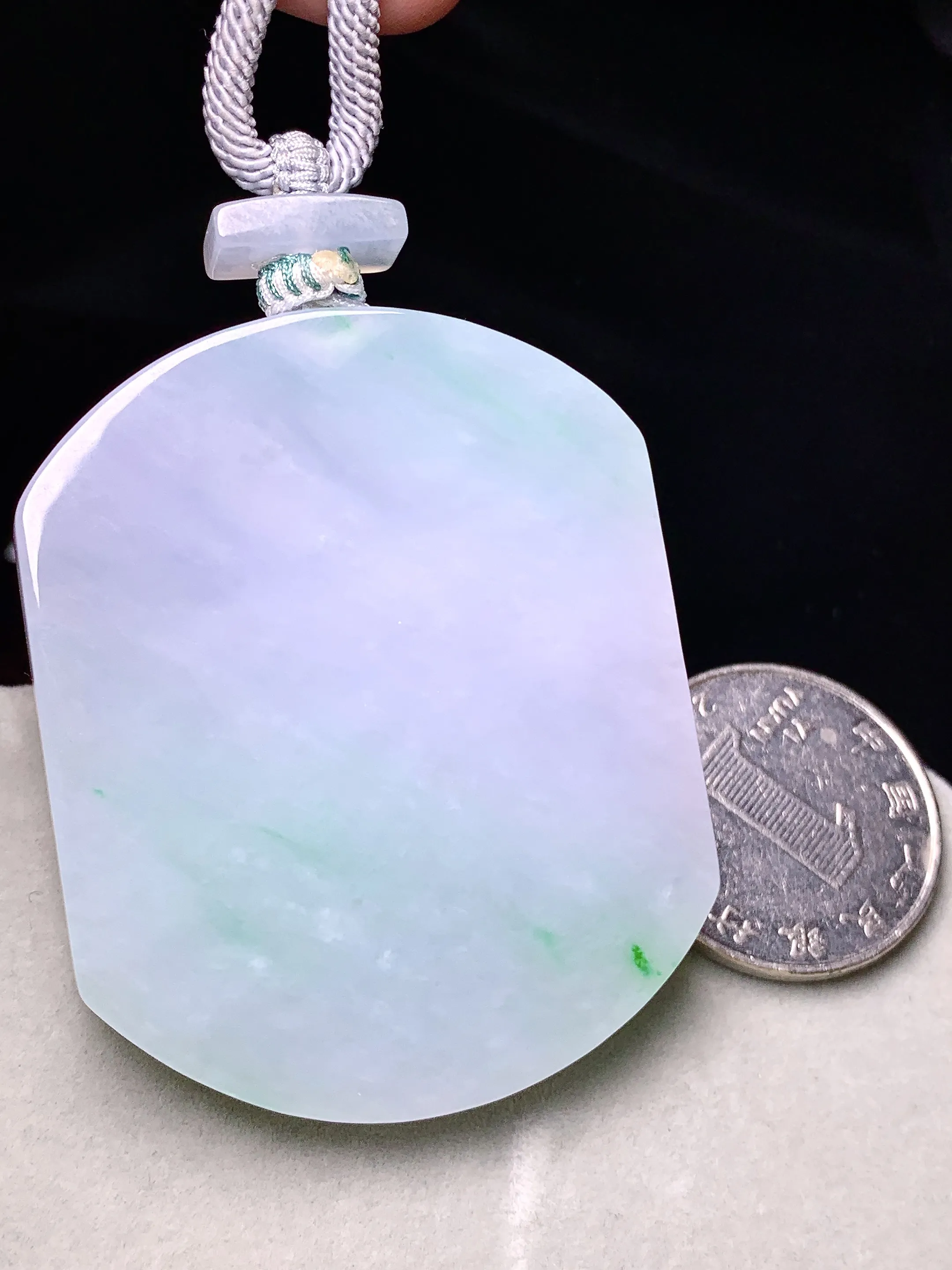 飘绿无事牌吊坠 玉质细腻 色泽艳丽清新 整体尺寸53.2*42.2*6.6