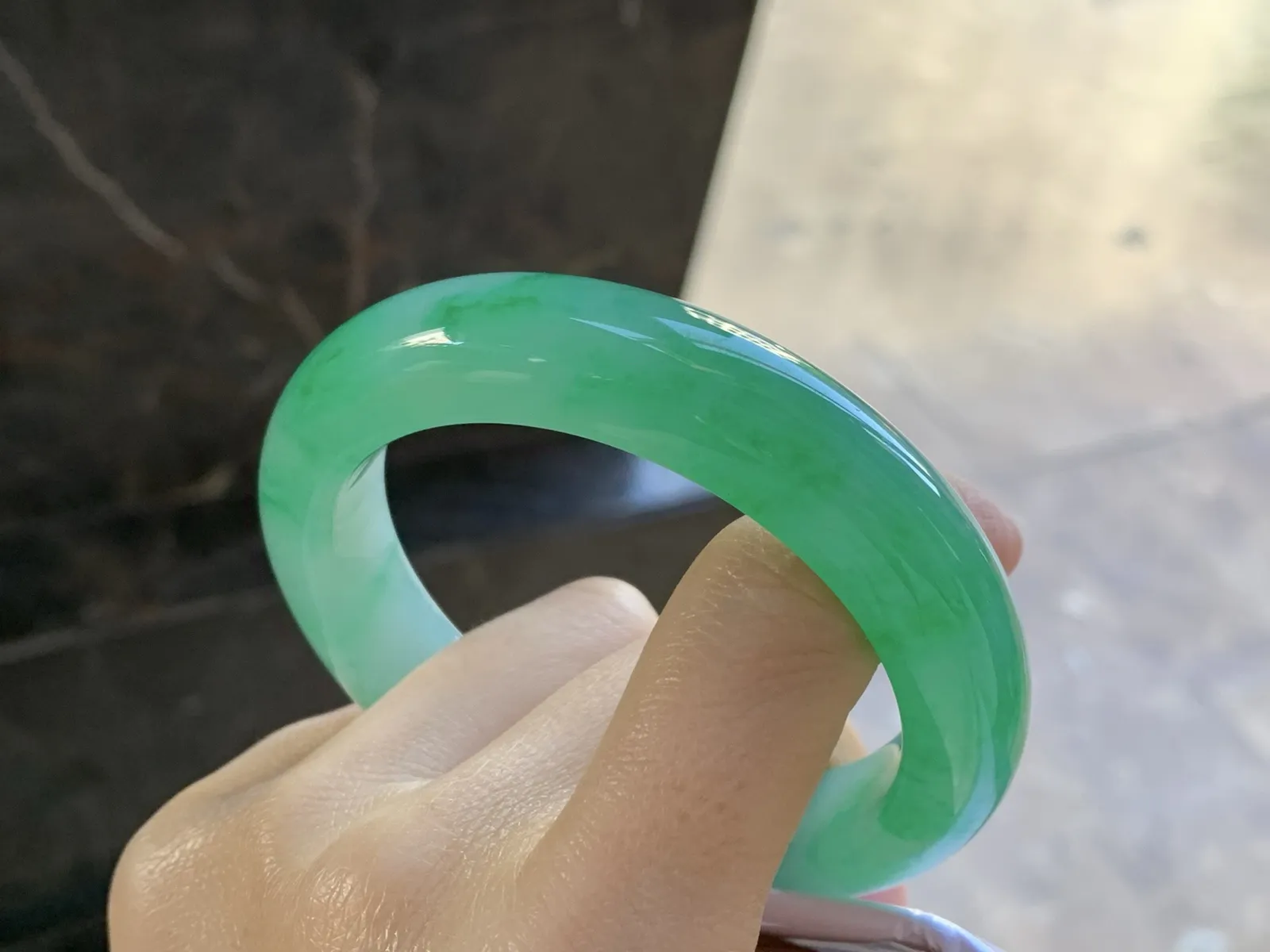 冰种飘色手镯
尺寸：57.6-13.5-10mm
有种有色 实物漂亮有品质