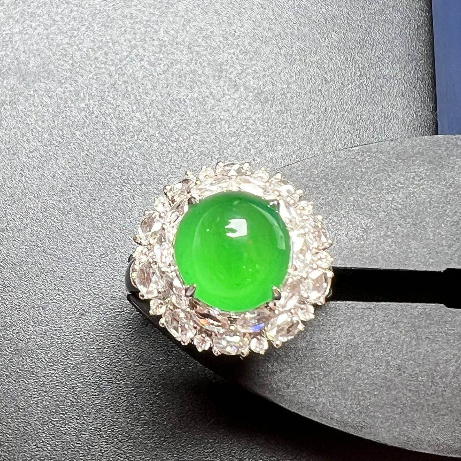 老坑辣绿戒指种起光，饱满，整体尺寸16.3*15.9*15.1裸石尺寸9.6*9*6.3