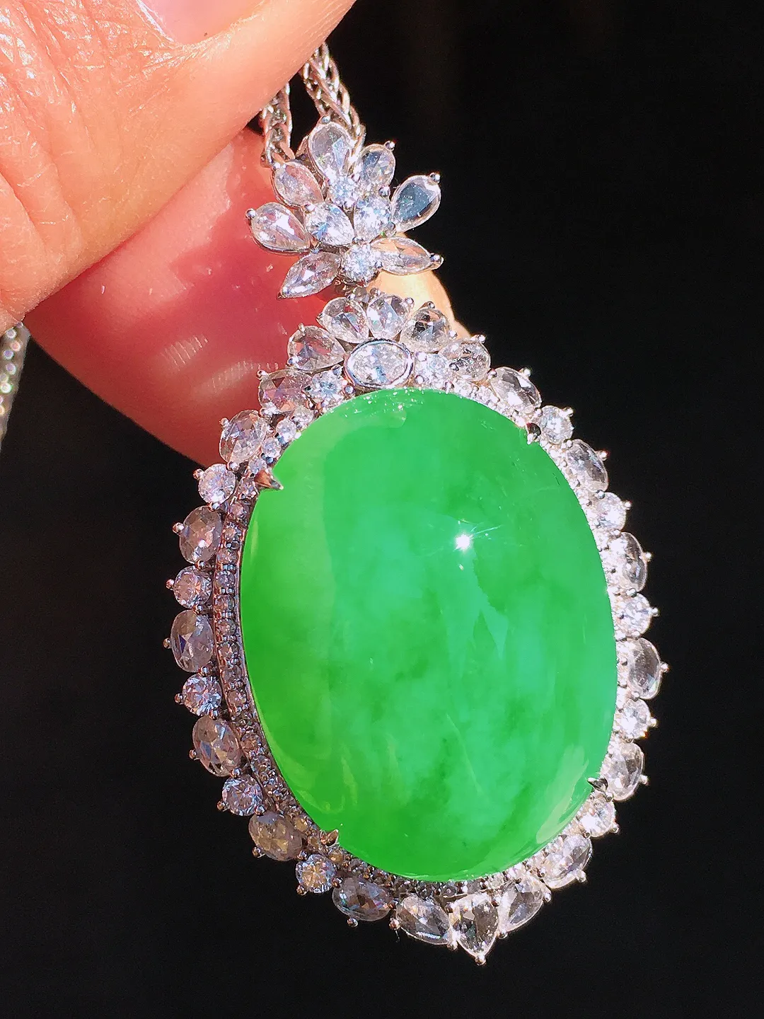 阳绿蛋面吊坠，色泽均匀艳丽，玉质细腻，荧光感超
强，饱满圆润，尽显优雅气质，18k
金豪华镶嵌