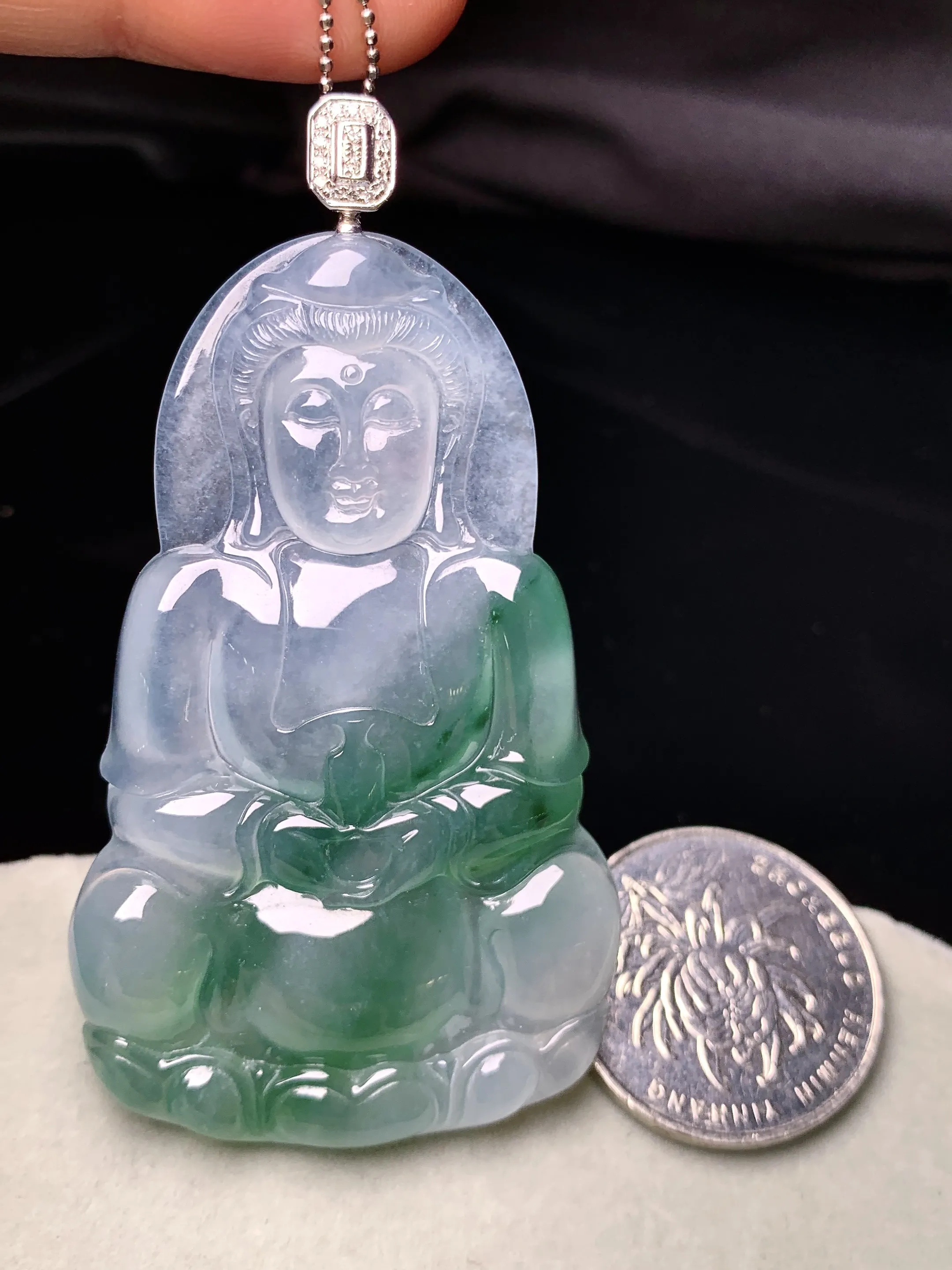 18k金钻镶嵌飘绿观音菩萨吊坠 玉质细腻 色泽艳丽清新 整体尺寸71.5*39*5.7