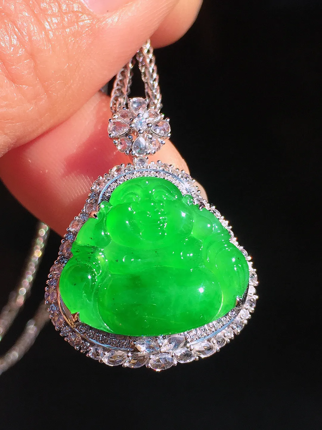 阳绿佛公吊坠，色泽均匀艳丽，玉质细腻，荧光感超
强，饱满圆润，尽显优雅气质，18k
金豪华镶嵌