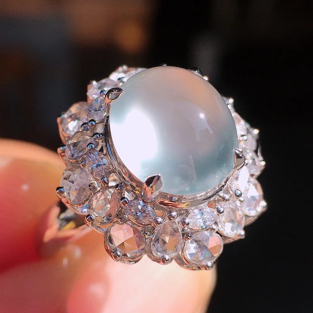 玻璃种蛋面戒指，玉质细腻，荧光感超
强，饱满圆润，尽显优雅气质，18k
金豪华镶嵌