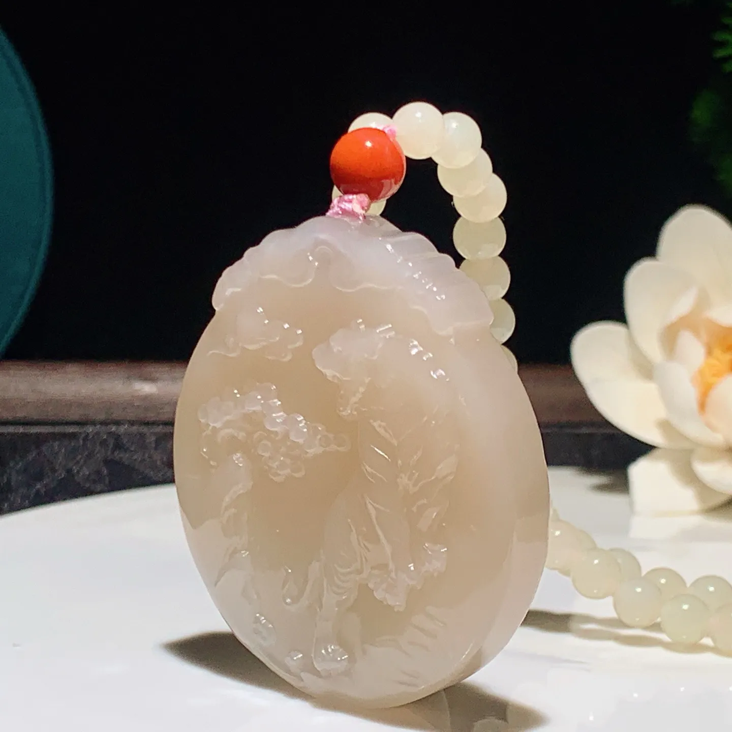 和田玉藕粉上山虎圆牌挂件。尺寸53/48/11重87克。无裂无杂无结构 玉质细腻油润。手推出油品相大气。250109