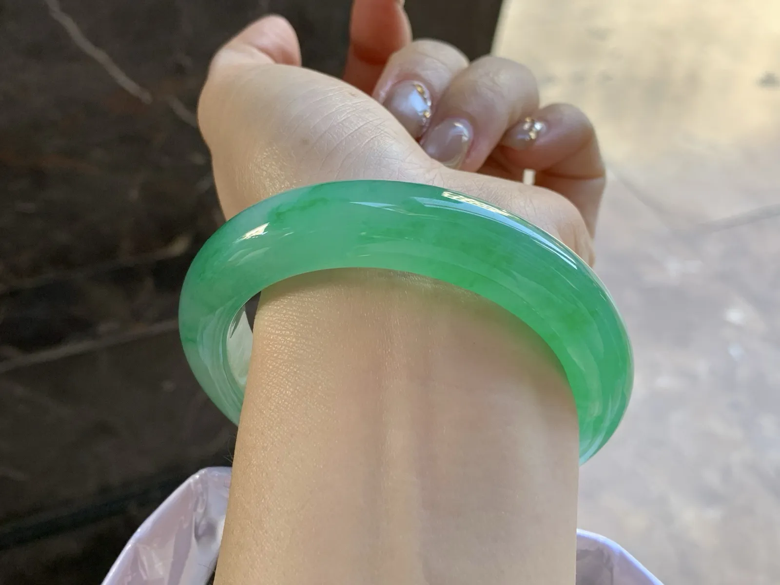 冰种飘色手镯
尺寸：57.6-13.5-10mm
有种有色 实物漂亮有品质