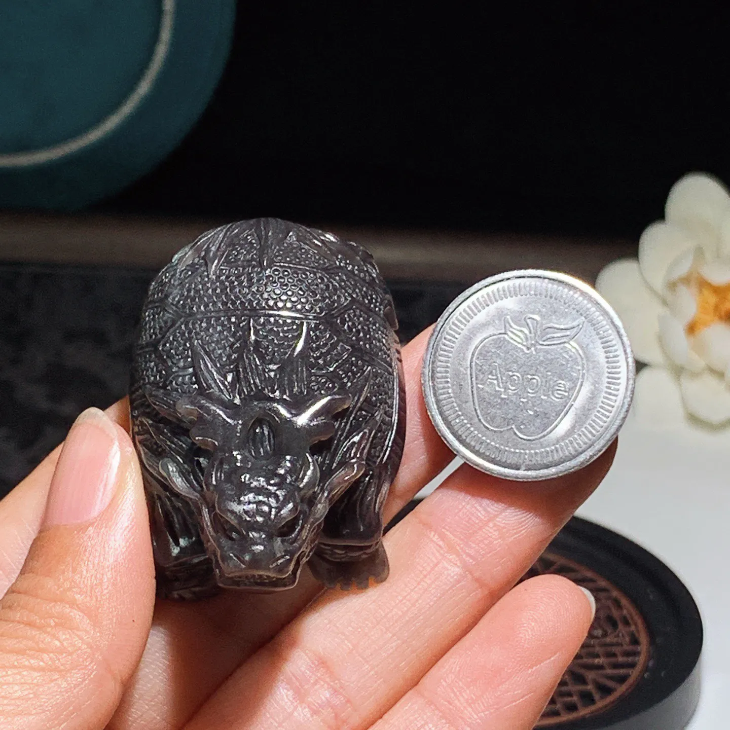 和田玉紫罗兰富贵长寿龙龟挂件 尺寸46/33/24重56克。玉质细腻油润。手推出油品相大气。250109