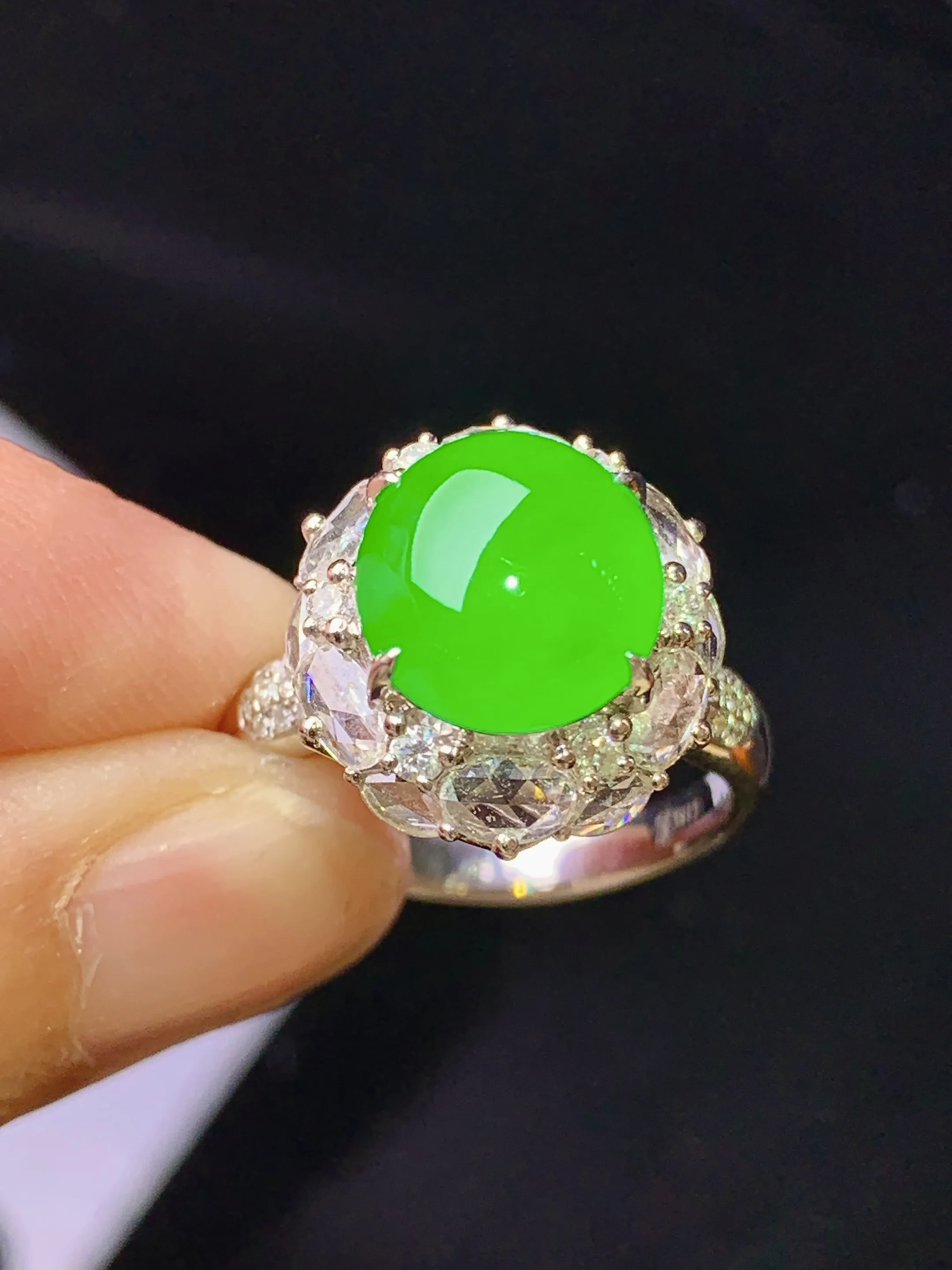 18k金钻镶嵌满绿蛋面戒指 玉质细腻 色泽艳丽清新 圈口14 整体尺寸15*14*12.3