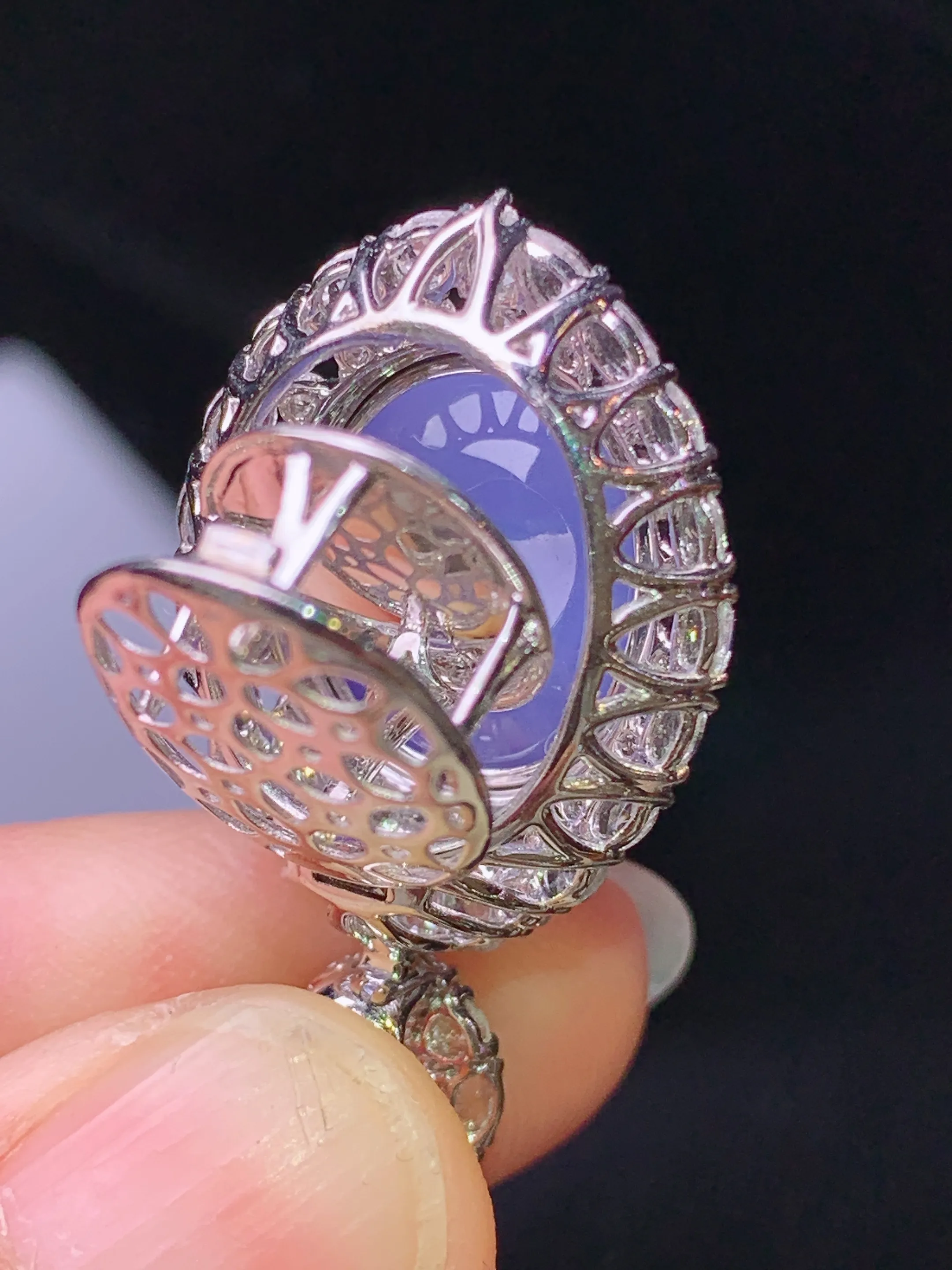 18k金钻镶嵌紫罗兰蛋面吊坠 玉质细腻 色泽艳丽清新 整体尺寸32.8*18.5*14.5