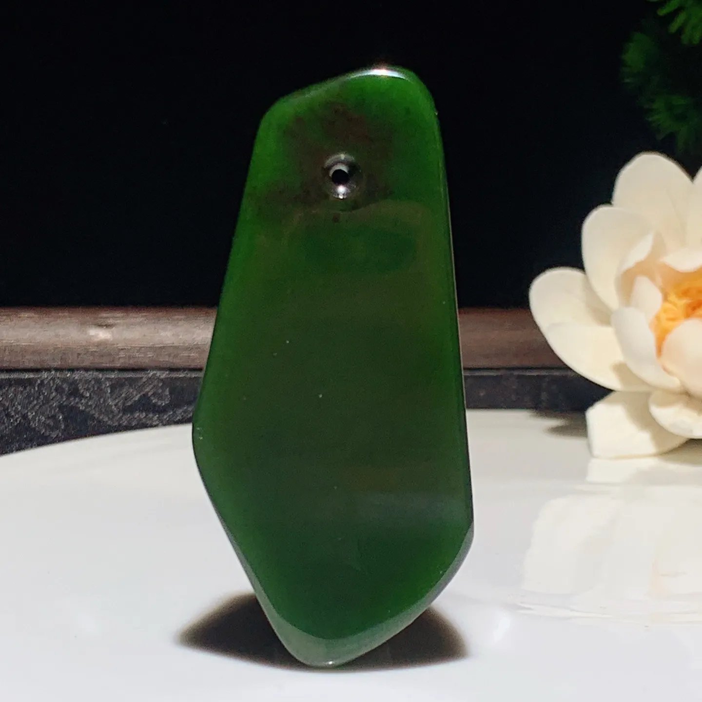 和田玉菠菜绿红皮料俄罗斯碧玉随型挂件 尺寸64/30/12重36克 玉质细腻油润。手推出油品相大气。250109