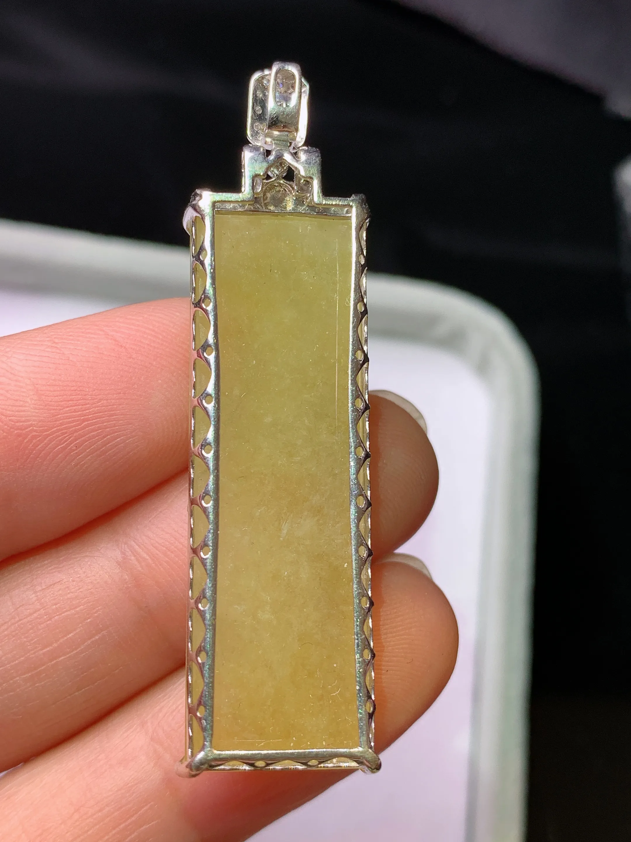 18k金钻镶嵌黄翡无事牌吊坠 玉质细腻 色泽艳丽清新 整体尺寸47.8*12.2*7.6