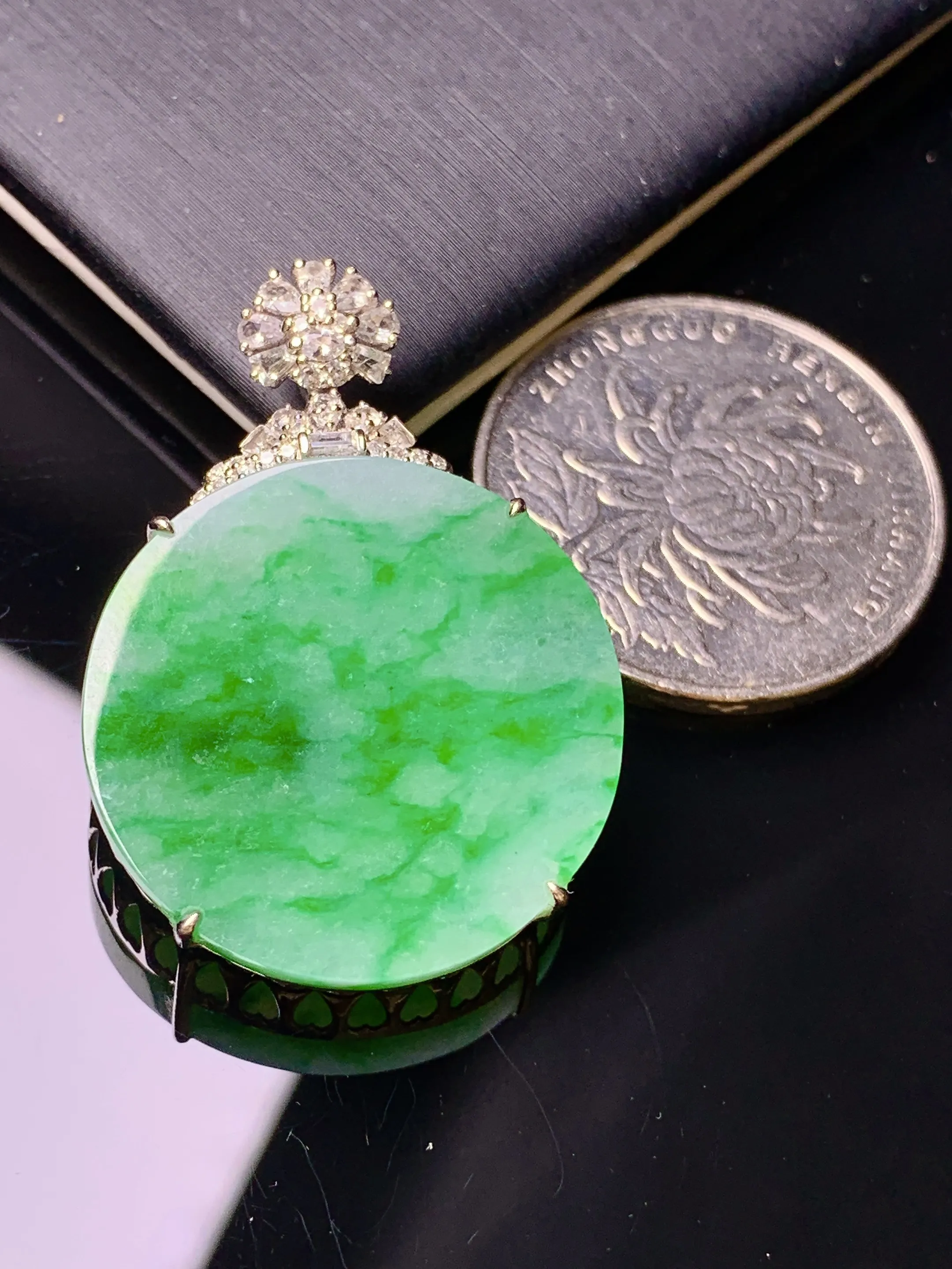 18k金钻镶嵌飘绿圆牌吊坠 玉质细腻 色泽艳丽清新 整体尺寸35*24.3*6.5