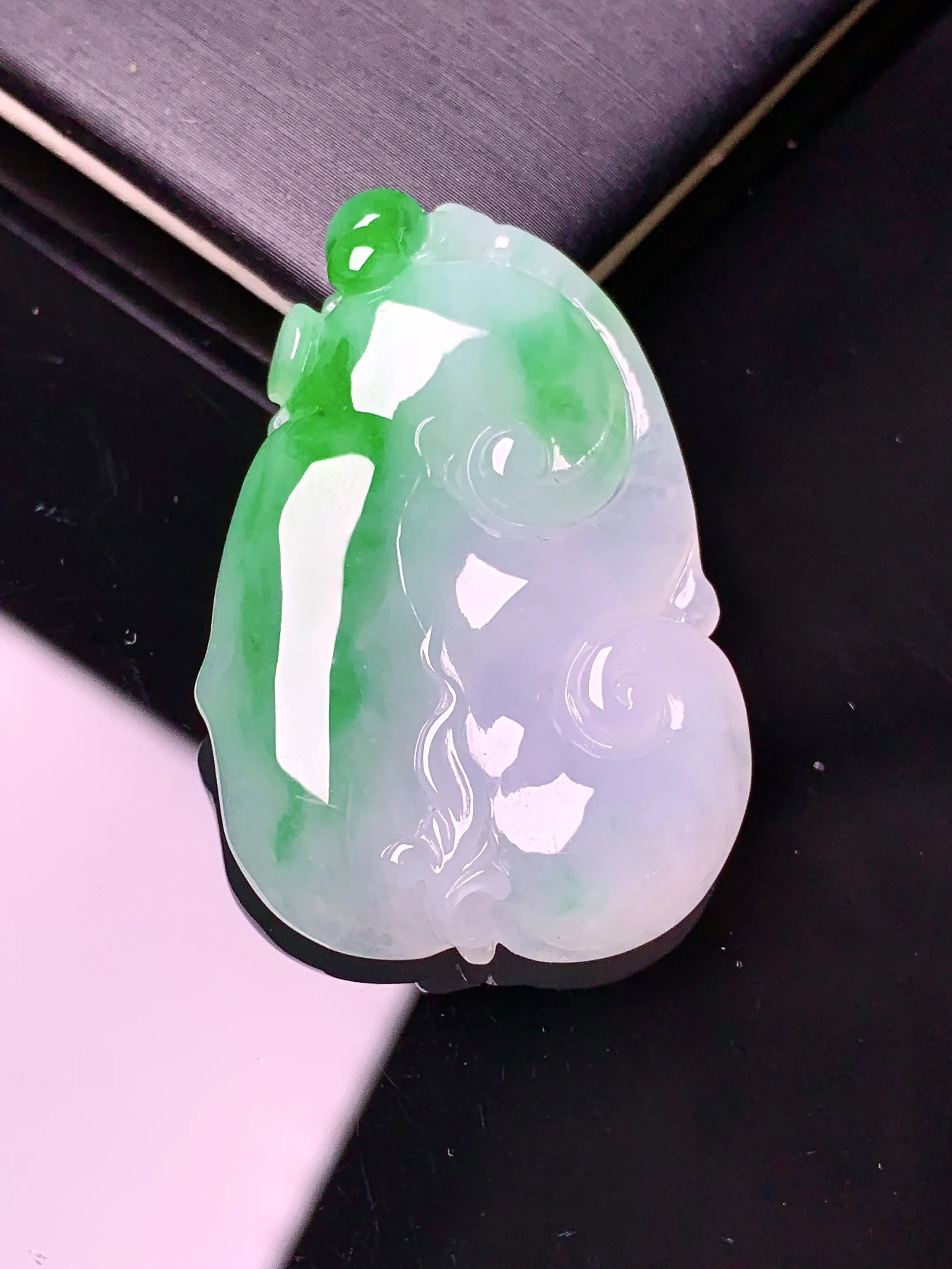 飘绿如意吊坠 玉质细腻 色泽艳丽清新 整体尺寸37*24.7*5.7