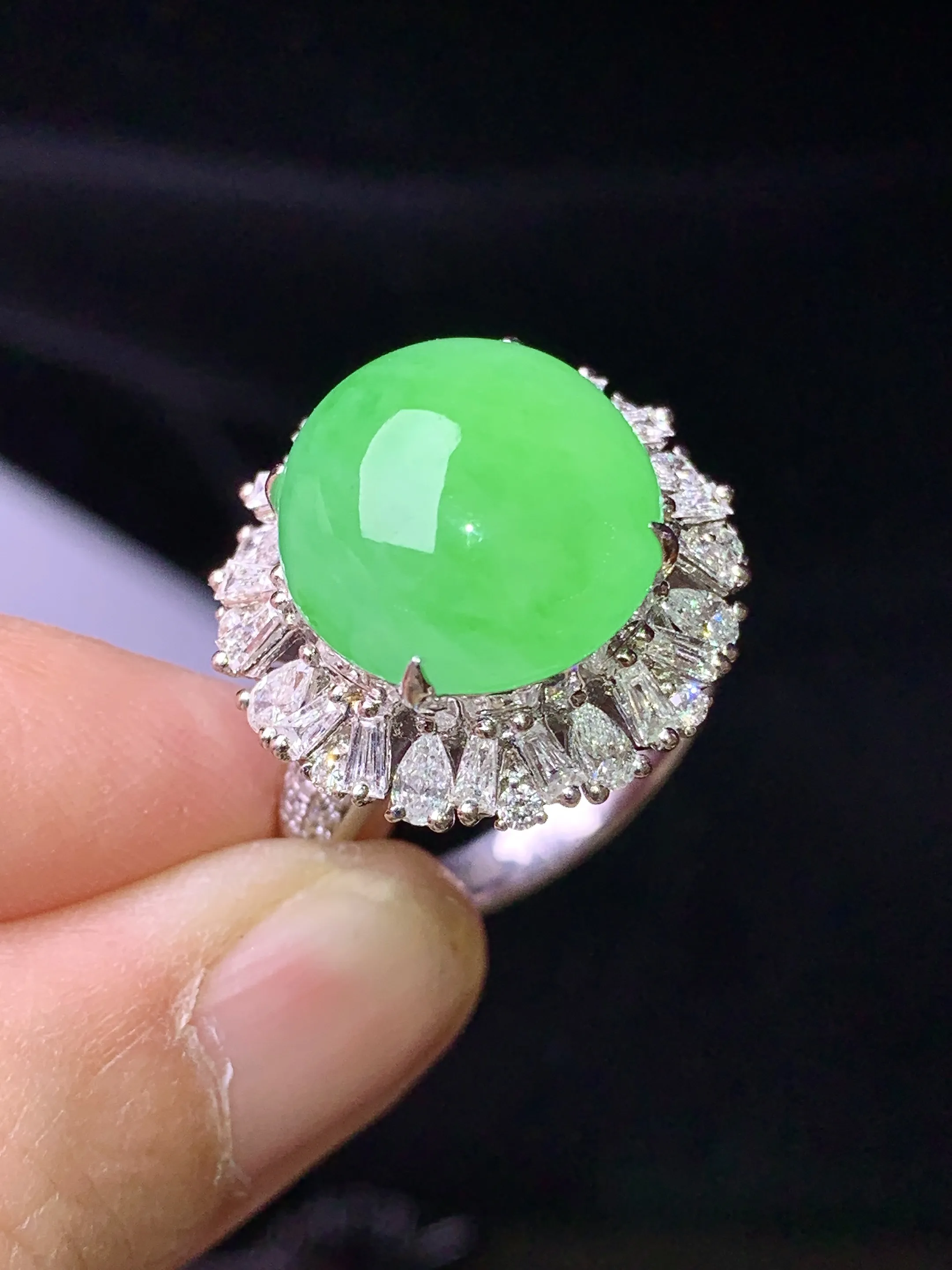 18k金钻镶嵌翠绿蛋面戒指 玉质细腻 色泽艳丽清新 圈口14 整体尺寸19.2*15