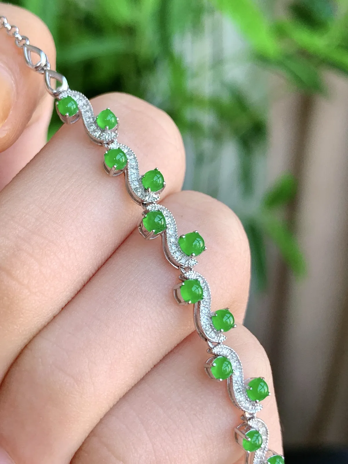 冰阳绿蛋面手链
18k金镶嵌 完美 性价比高  
裸石：2.4-1.7