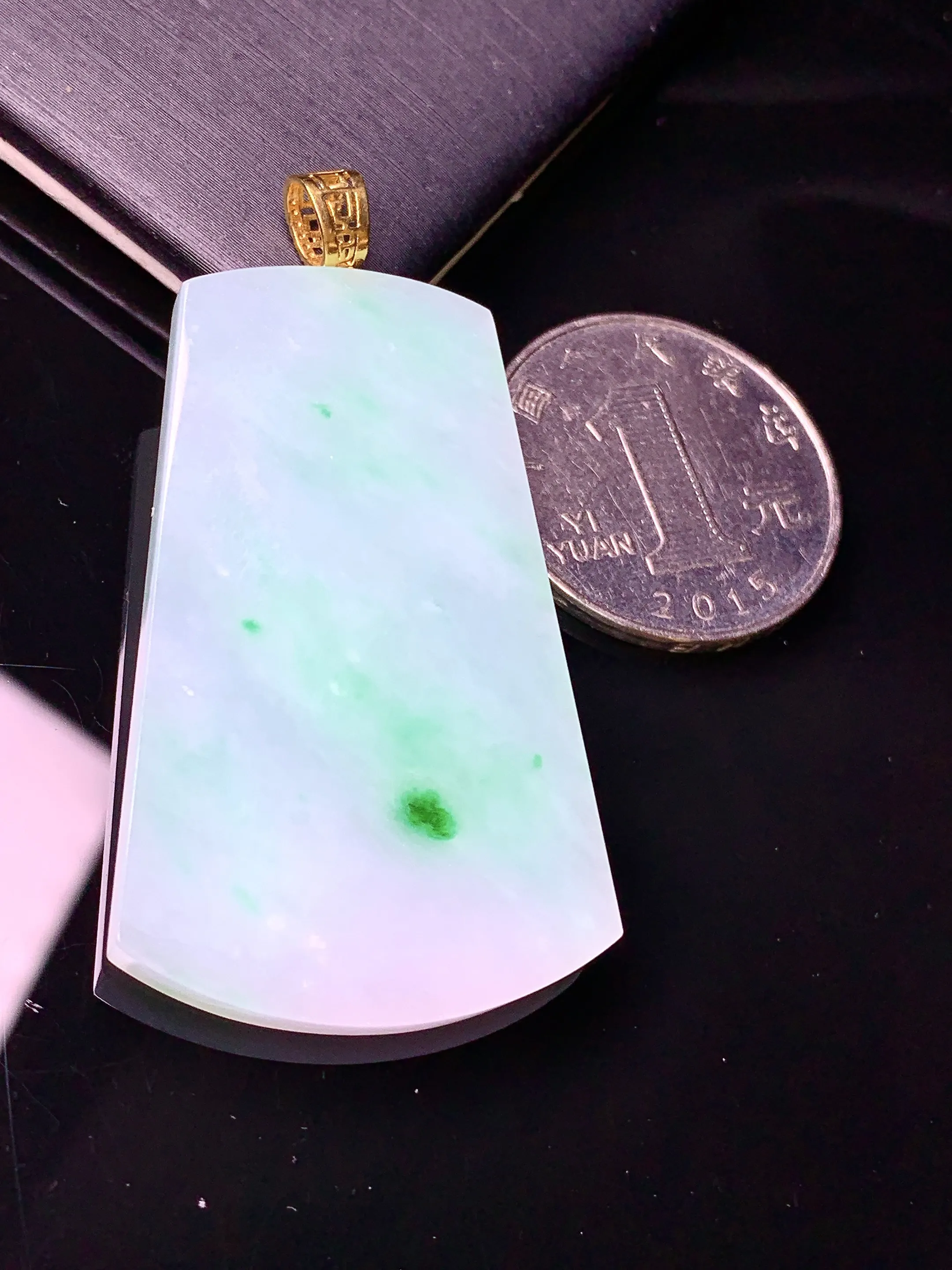 18k金镶嵌飘绿无事牌吊坠 玉质细腻 色泽艳丽清新 整体尺寸51.6*28.2*3.8