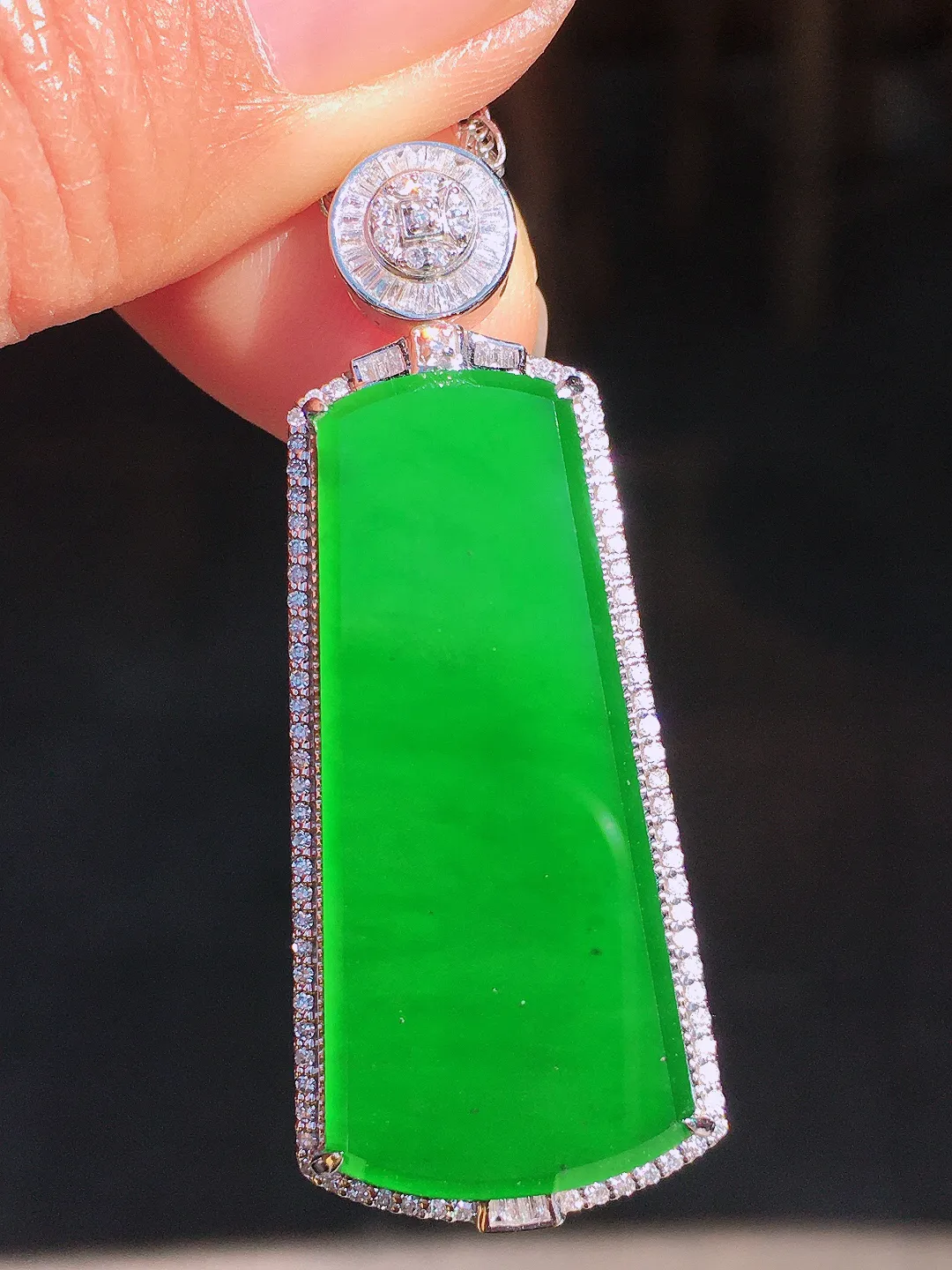 阳绿无事牌吊坠，色泽均匀艳丽，玉质细腻，荧光感超
强，饱满圆润，尽显优雅气质，18k
金豪华镶嵌