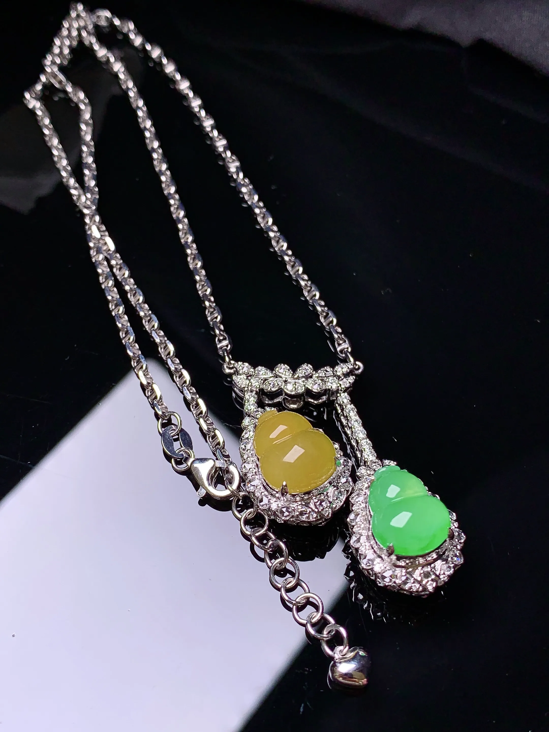 18k金钻镶嵌黄绿葫芦戒指项链 玉质细腻 色泽艳丽清新 整体尺寸35.6*13*11.2