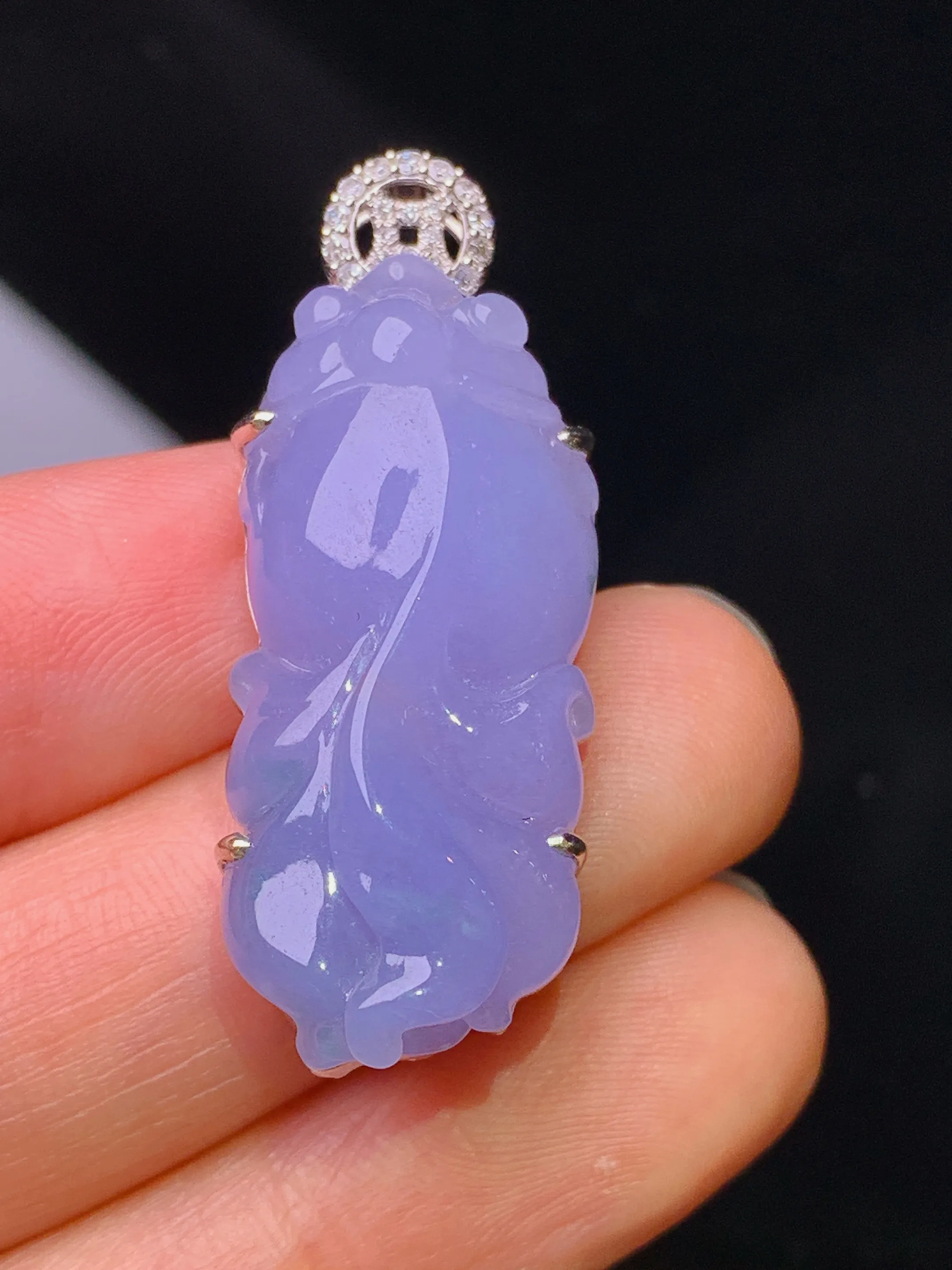 18k金钻镶嵌紫罗兰金鱼吊坠 玉质细腻 色泽艳丽清新 整体尺寸37.6*14.3*8.6