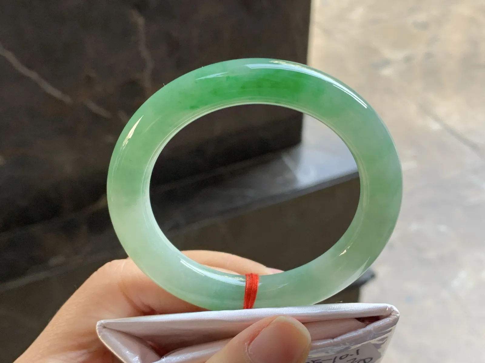 52-10.5

带色圆条手镯^_^颜色好看 色阳