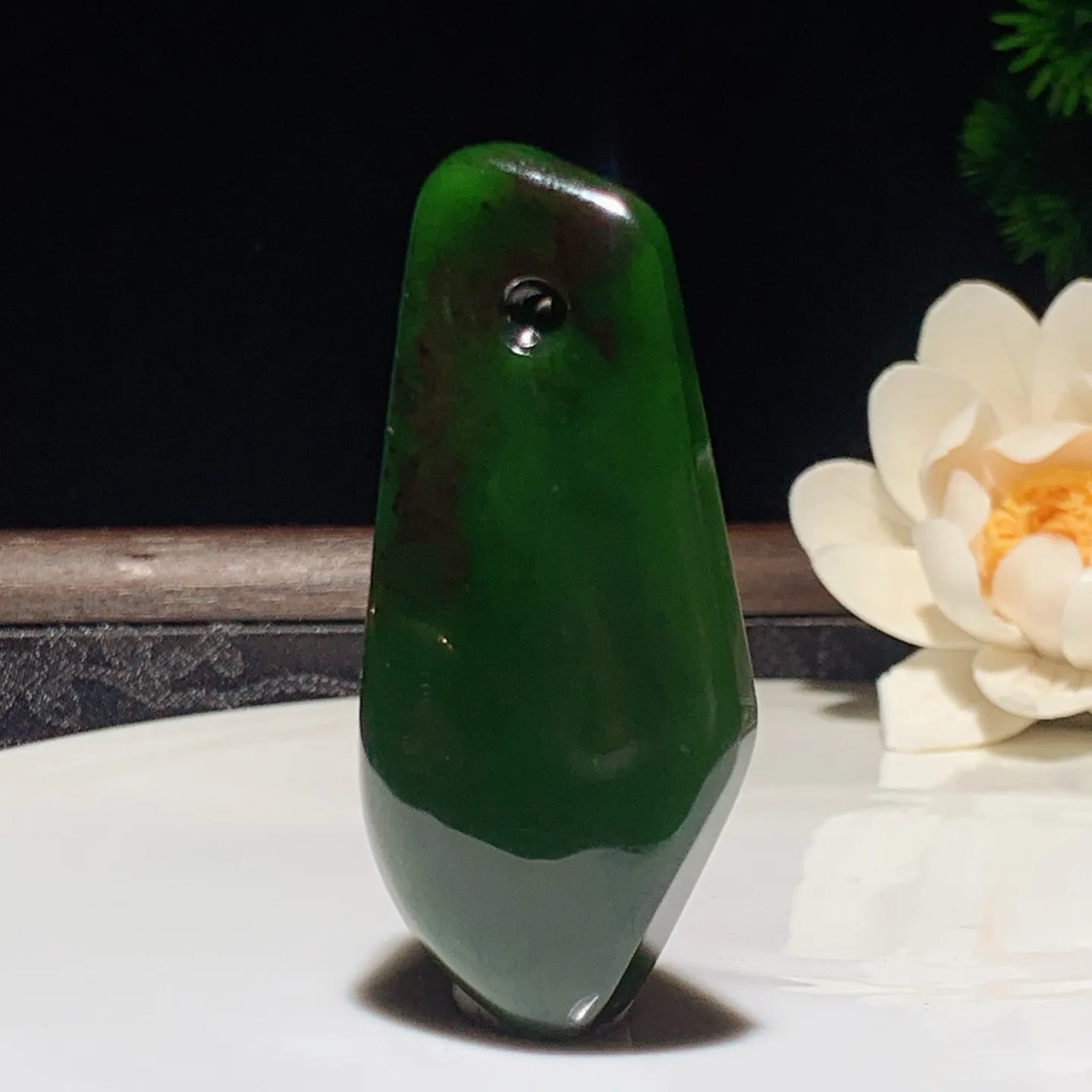 和田玉菠菜绿红皮料俄罗斯碧玉随型挂件 尺寸64/30/12重36克 玉质细腻油润。手推出油品相大气。250109