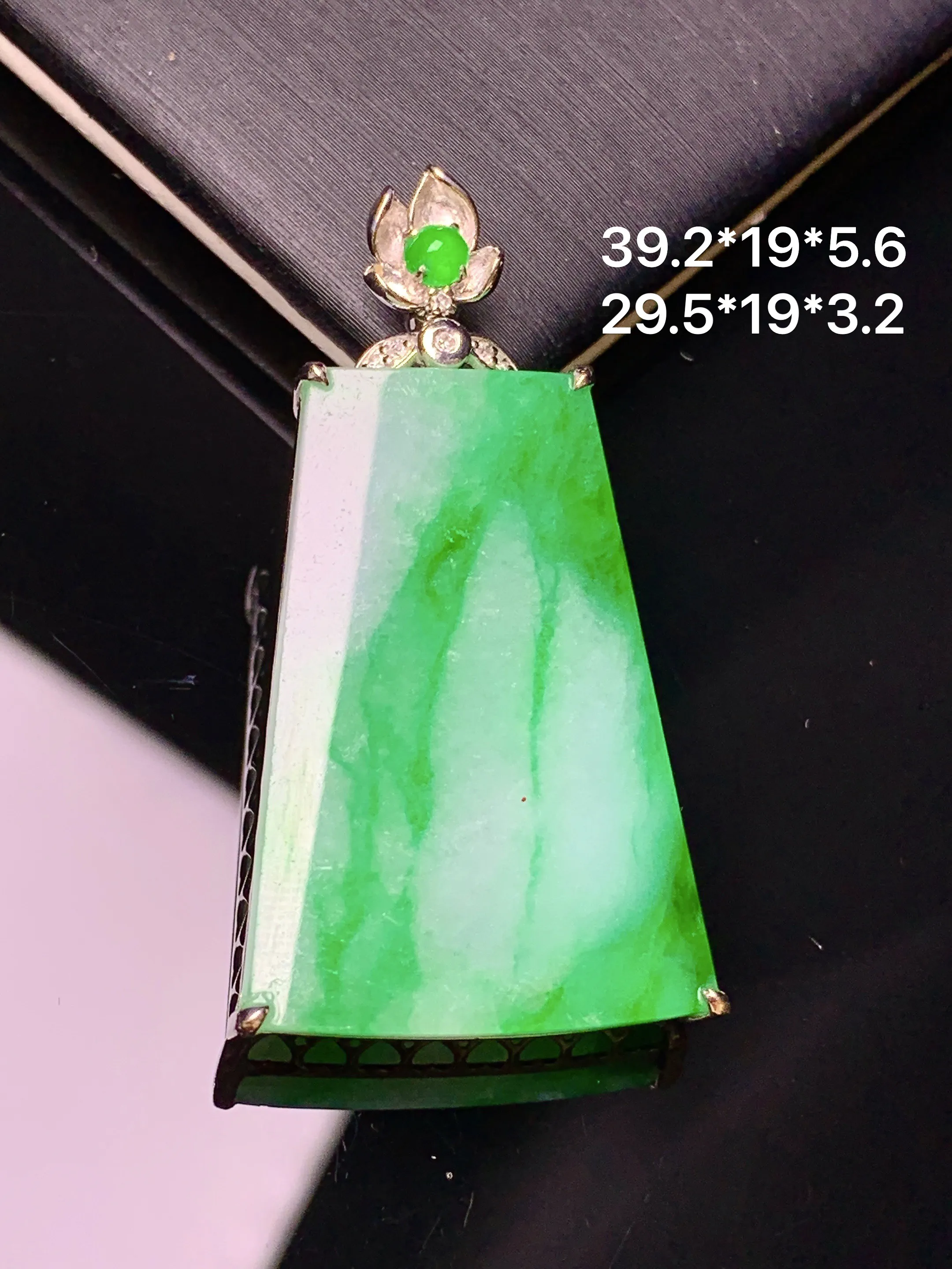 18k金钻镶嵌飘绿无事牌吊坠 玉质细腻 色泽艳丽清新 整体尺寸39.2*19*5.6
