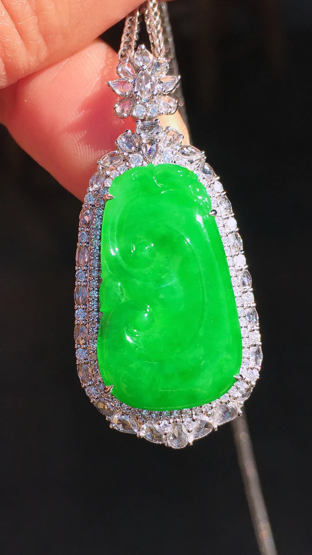 阳绿如意吊坠，色泽均匀艳丽，玉质细腻，荧光感超
强，饱满圆润，尽显优雅气质，18k
金豪华镶嵌