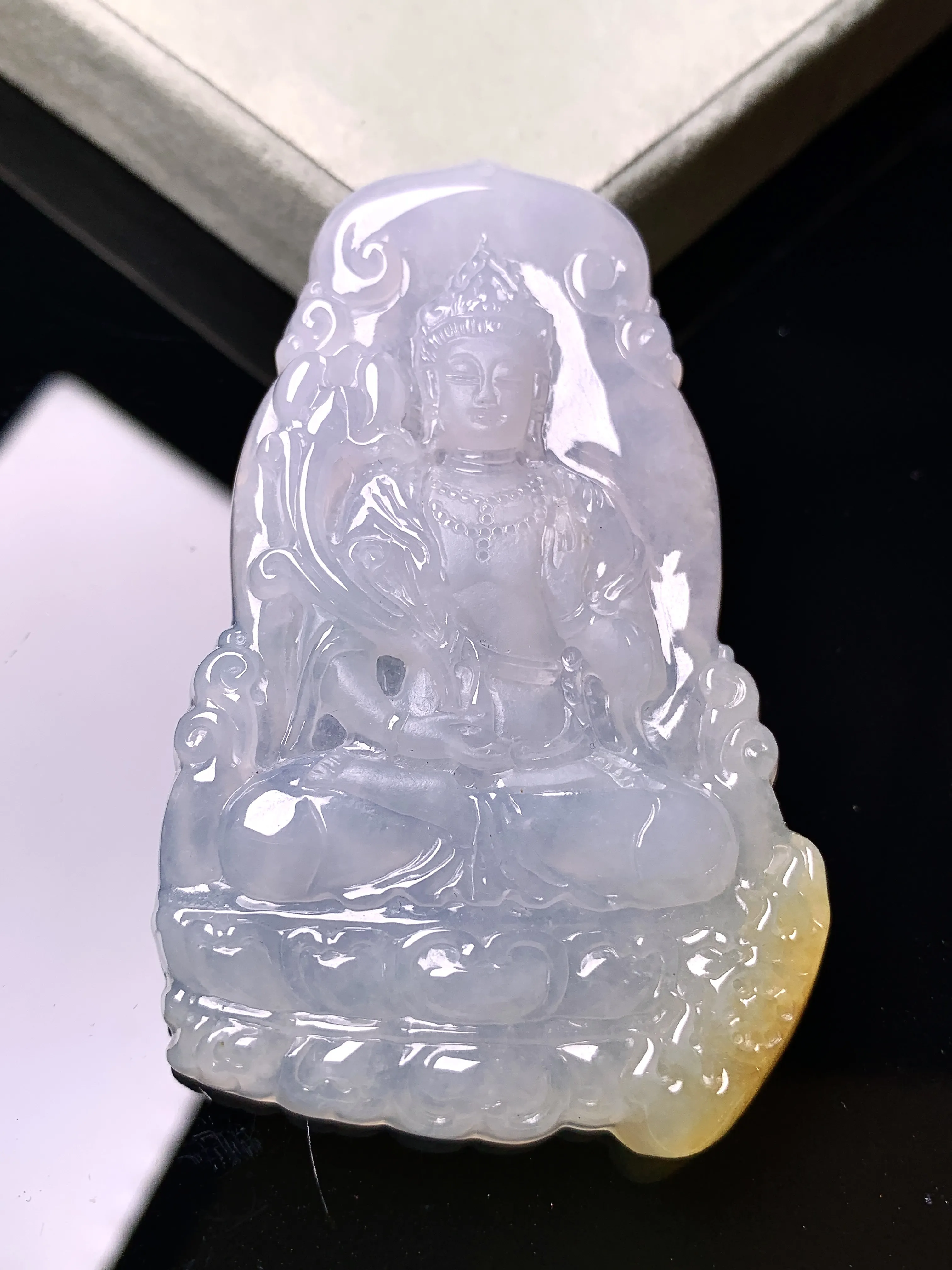 飘黄观音菩萨吊坠 玉质细腻 色泽艳丽清新 整体尺寸66.2*40.8*6