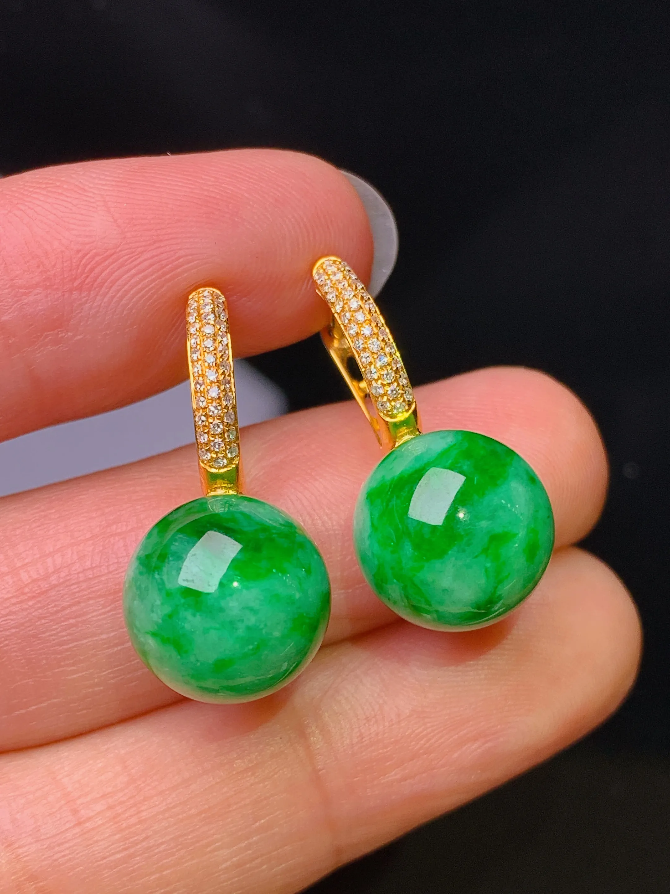 18k金钻镶嵌翠绿圆珠耳钉 玉质细腻 色泽艳丽清新 整体尺寸24*11.3