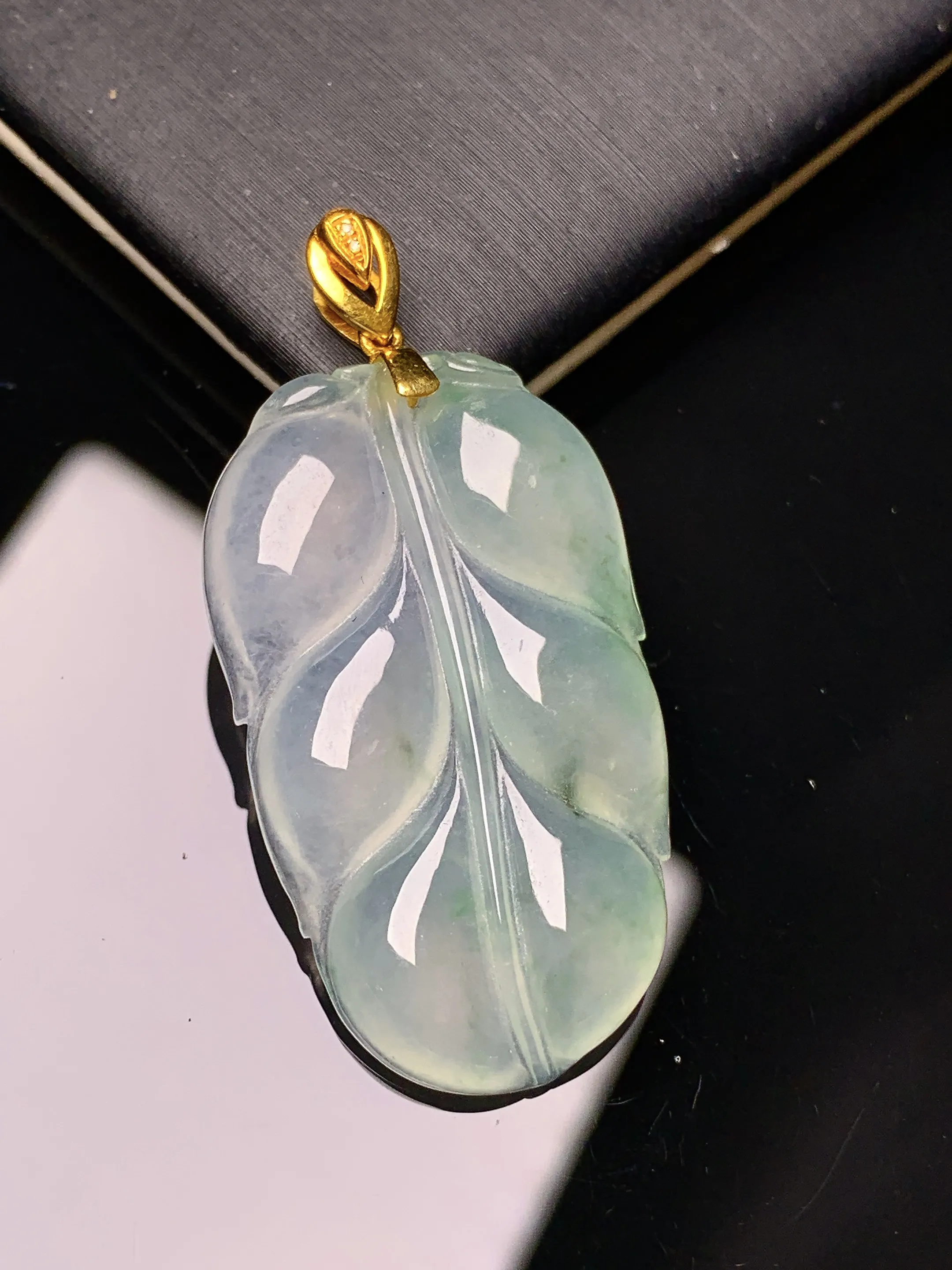 18k金镶嵌冰种树叶吊坠 玉质细腻 色泽艳丽清新 整体尺寸39.3*19*4