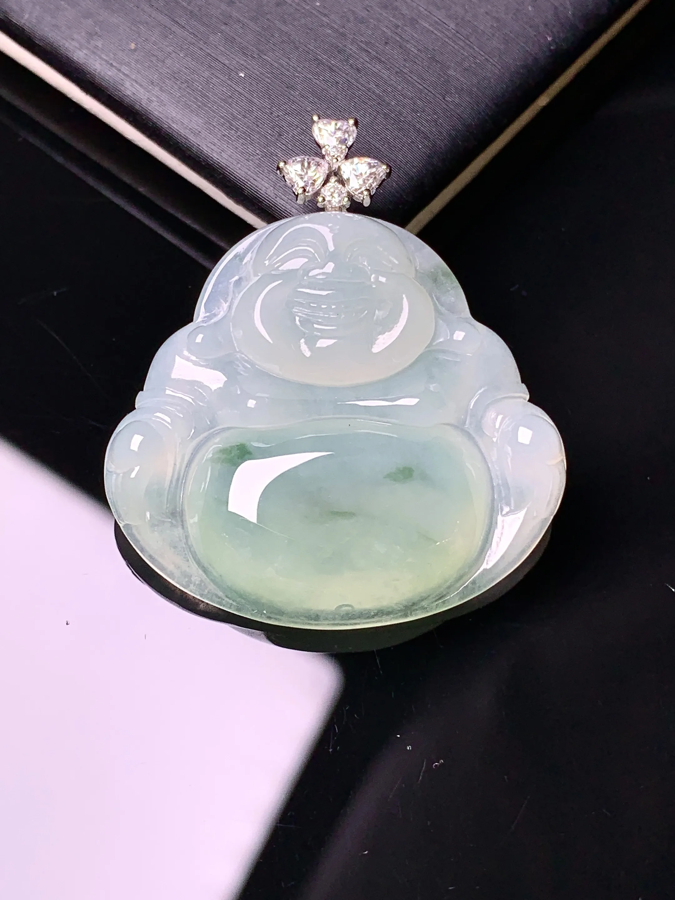 18k金莫桑钻镶嵌飘绿佛公吊坠 玉质细腻 色泽艳丽清新 整体尺寸34.6*30*5.7