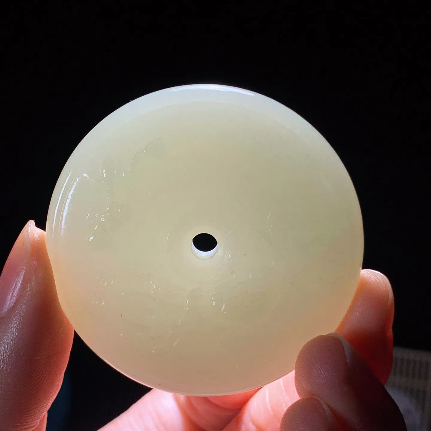 和田玉白玉花开富贵平安扣挂件 尺寸50/10重48克。玉质细腻油润。手推出油品相大气。250109