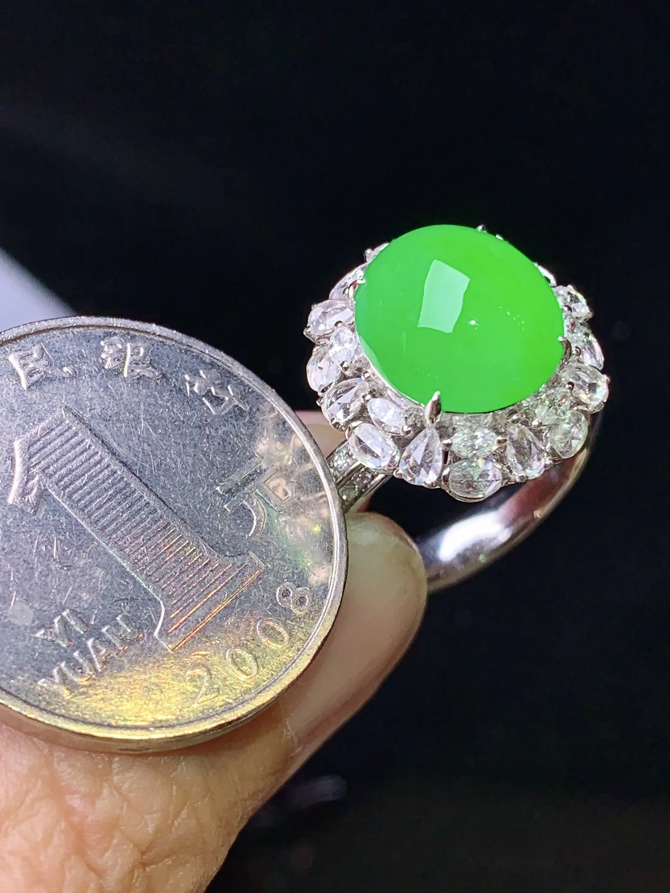 18k金钻镶嵌满绿蛋面戒指 玉质细腻 色泽艳丽清新 圈口14 整体尺寸17.2*16.1*13
