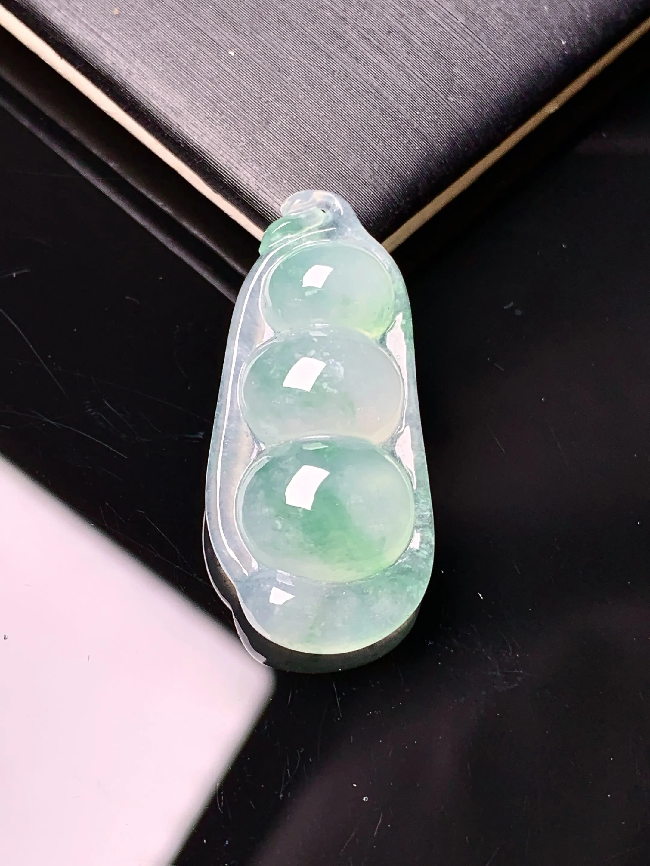 冰种飘绿四季豆吊坠 玉质细腻 色泽艳丽清新 整体尺寸29.2*13.8*6.2