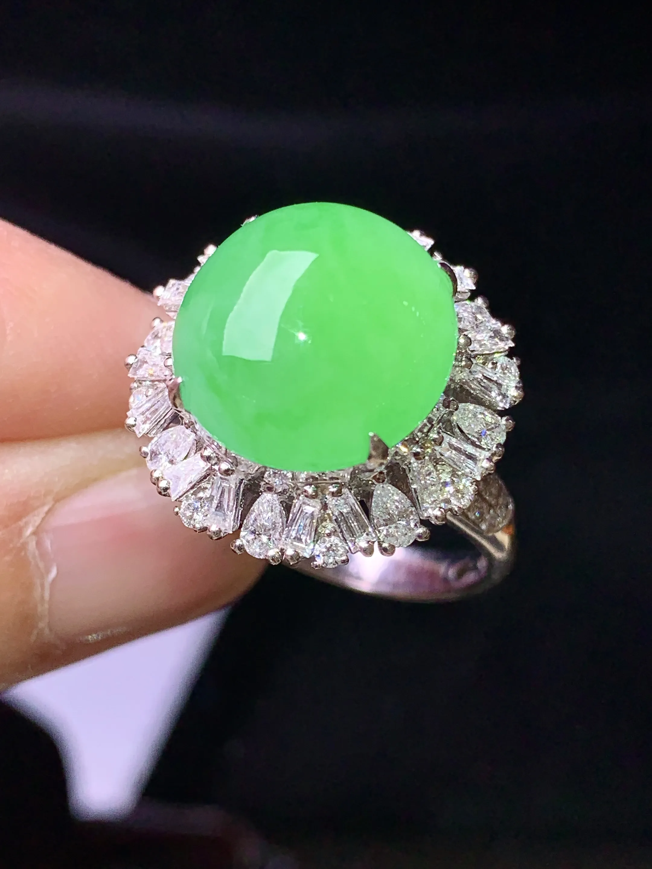 18k金钻镶嵌翠绿蛋面戒指 玉质细腻 色泽艳丽清新 圈口14 整体尺寸19.2*15