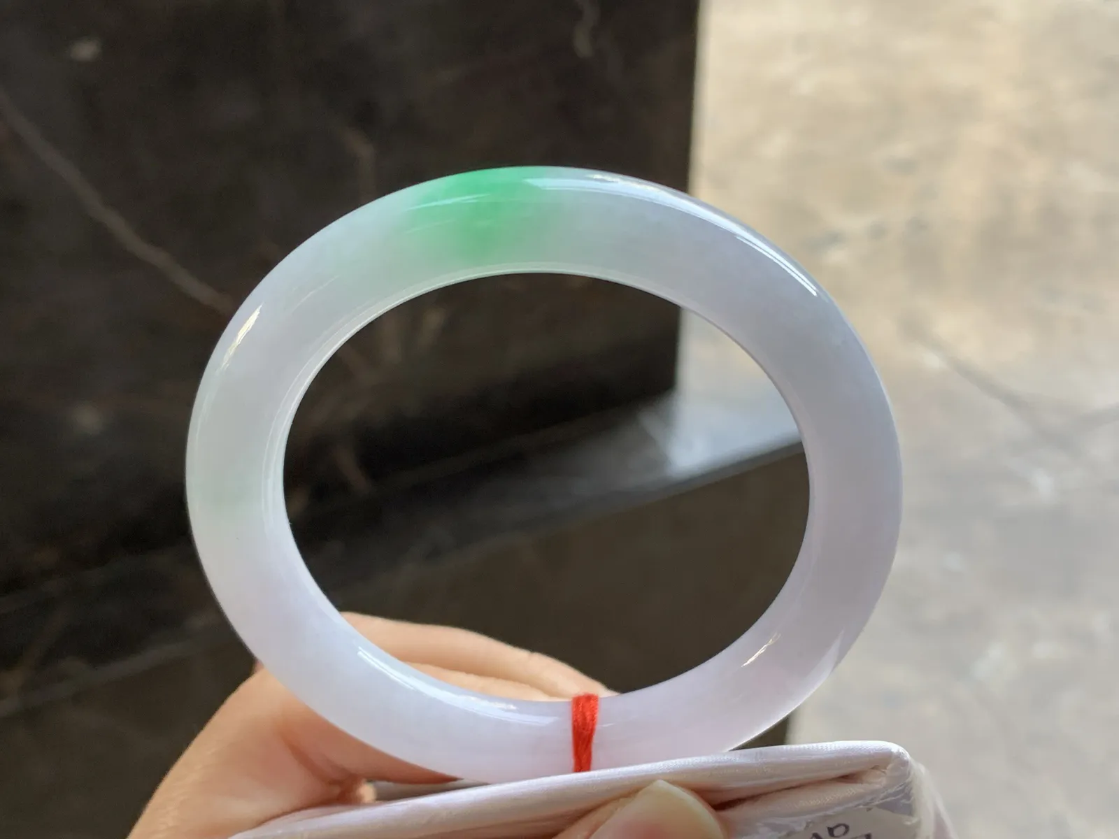 56.5-10

飘绿圆条手镯^_^颜色好看