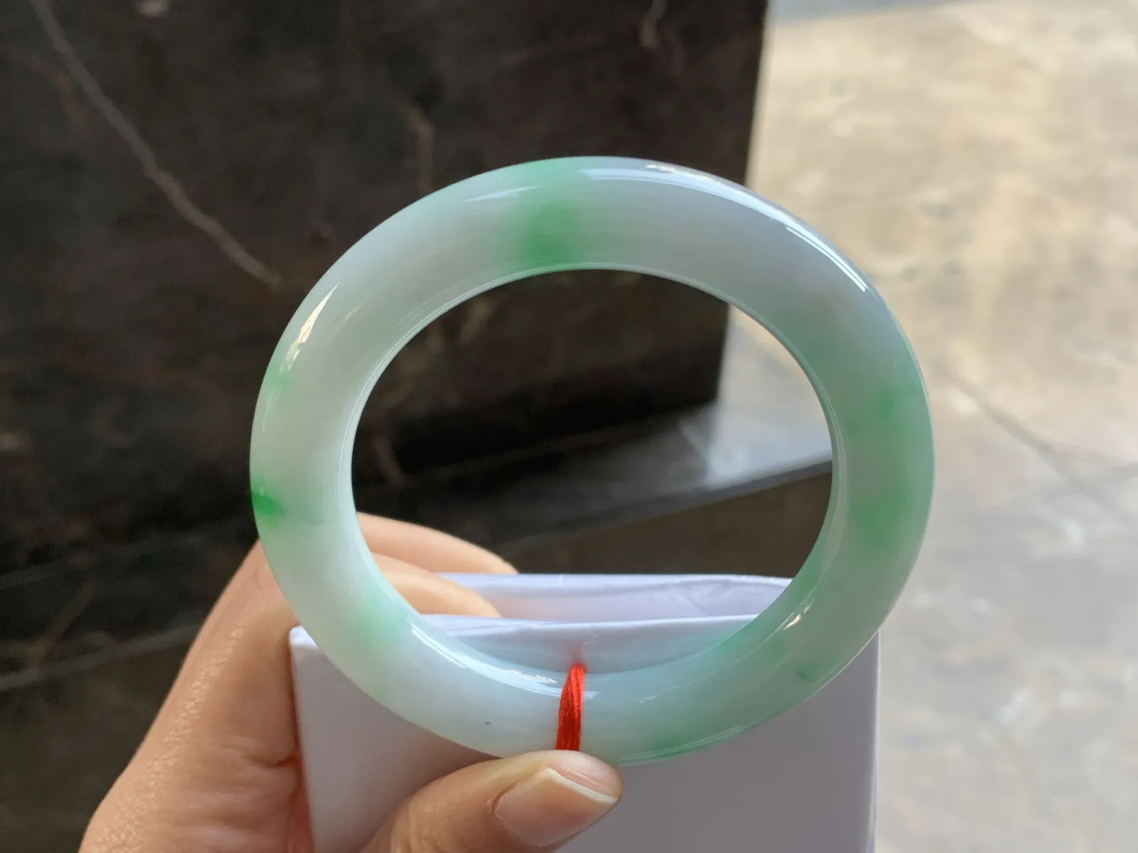 55.5-11.6

带色圆条手玉质温润