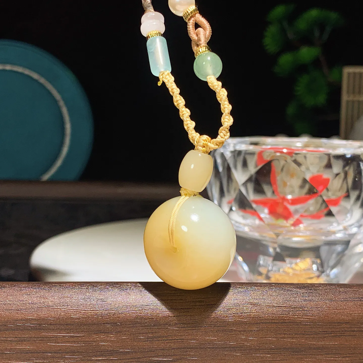 新疆和田玉且末糖平安扣挂件 尺寸22/18重18.5克。玉质细腻油润。手推出油品相大气。250109