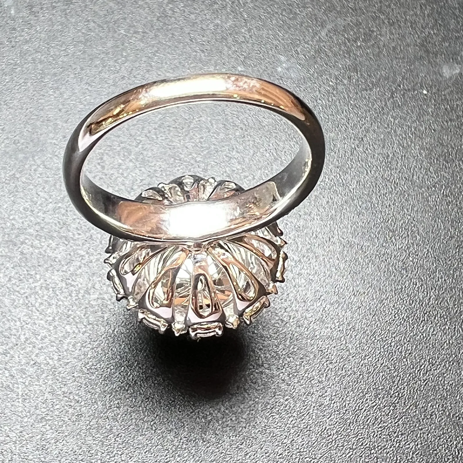 老坑辣绿戒指种起光，饱满，整体尺寸16.3*15.9*15.1裸石尺寸9.6*9*6.3